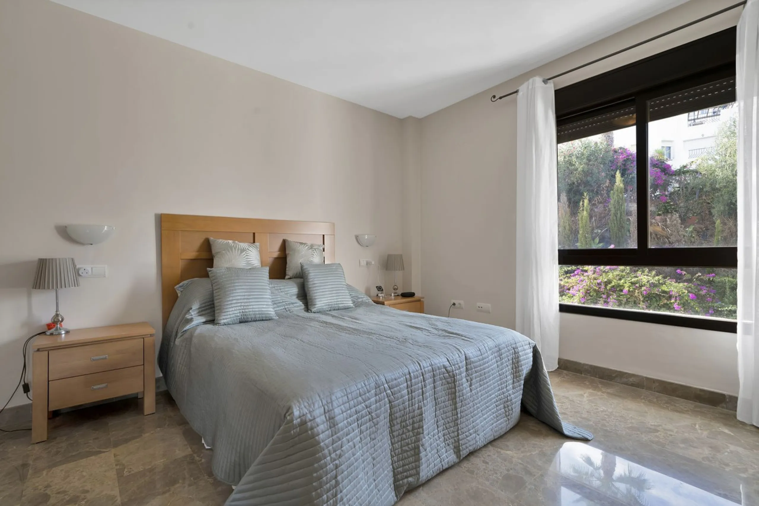 Discover this well-appointed 2 bedroom, 2 bathroom apartment is located in the desirable Golf Hills urbanisation in Selwo. The home features a bright and comfortable living space, a fully fitted kitchen with a separate utility area, and a private terrace 