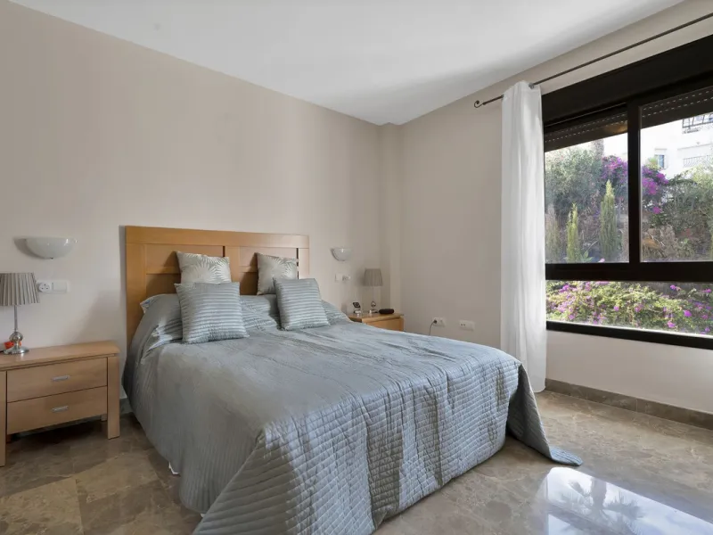 Discover this well-appointed 2 bedroom, 2 bathroom apartment is located in the desirable Golf Hills urbanisation in Selwo. The home features a bright and comfortable living space, a fully fitted kitchen with a separate utility area, and a private terrace 