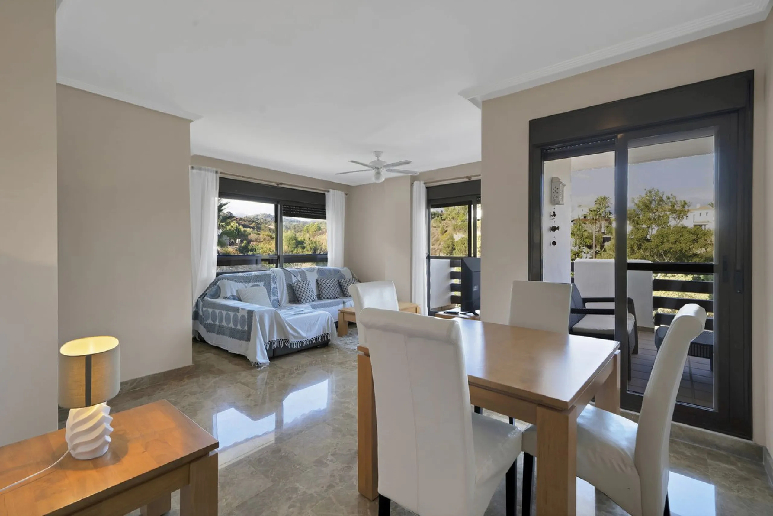 Discover this well-appointed 2 bedroom, 2 bathroom apartment is located in the desirable Golf Hills urbanisation in Selwo. The home features a bright and comfortable living space, a fully fitted kitchen with a separate utility area, and a private terrace 