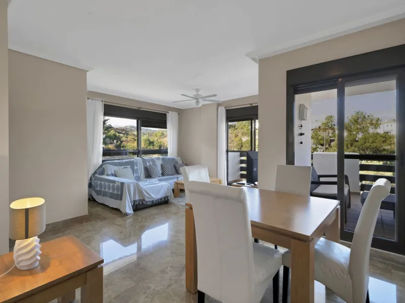 Discover this well-appointed 2 bedroom, 2 bathroom apartment is located in the desirable Golf Hills urbanisation in Selwo. The home features a bright and comfortable living space, a fully fitted kitchen with a separate utility area, and a private terrace 