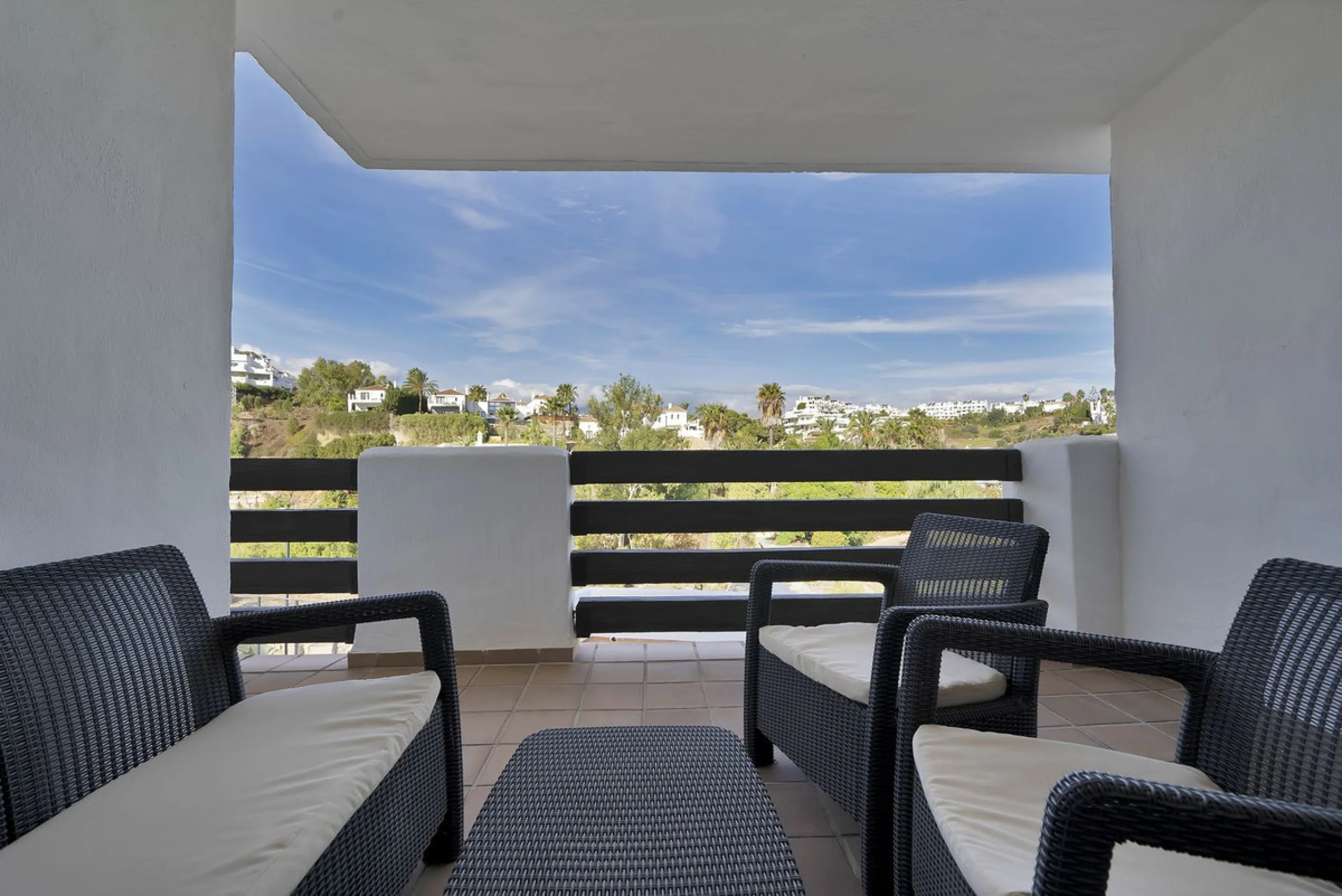Discover this well-appointed 2 bedroom, 2 bathroom apartment is located in the desirable Golf Hills urbanisation in Selwo. The home features a bright and comfortable living space, a fully fitted kitchen with a separate utility area, and a private terrace 