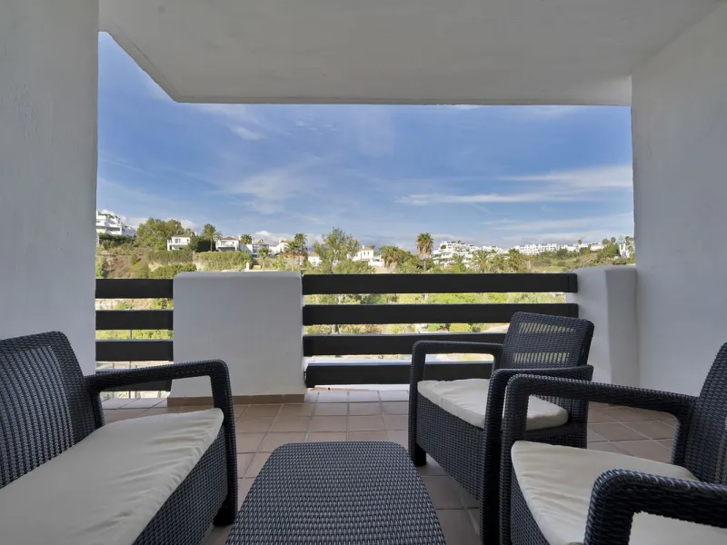 Discover this well-appointed 2 bedroom, 2 bathroom apartment is located in the desirable Golf Hills urbanisation in Selwo. The home features a bright and comfortable living space, a fully fitted kitchen with a separate utility area, and a private terrace 