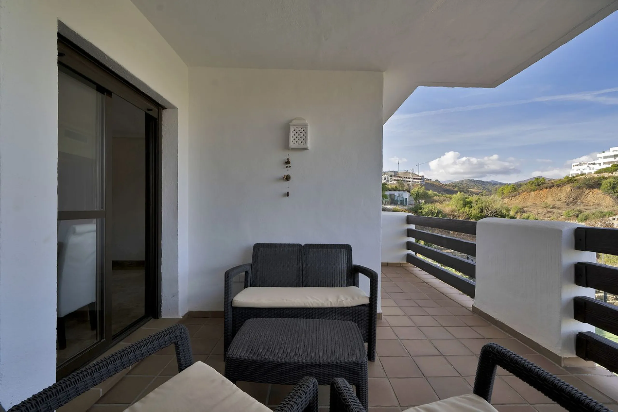 Discover this well-appointed 2 bedroom, 2 bathroom apartment is located in the desirable Golf Hills urbanisation in Selwo. The home features a bright and comfortable living space, a fully fitted kitchen with a separate utility area, and a private terrace 