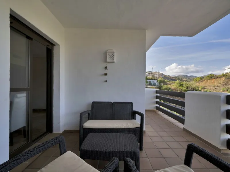 Discover this well-appointed 2 bedroom, 2 bathroom apartment is located in the desirable Golf Hills urbanisation in Selwo. The home features a bright and comfortable living space, a fully fitted kitchen with a separate utility area, and a private terrace 