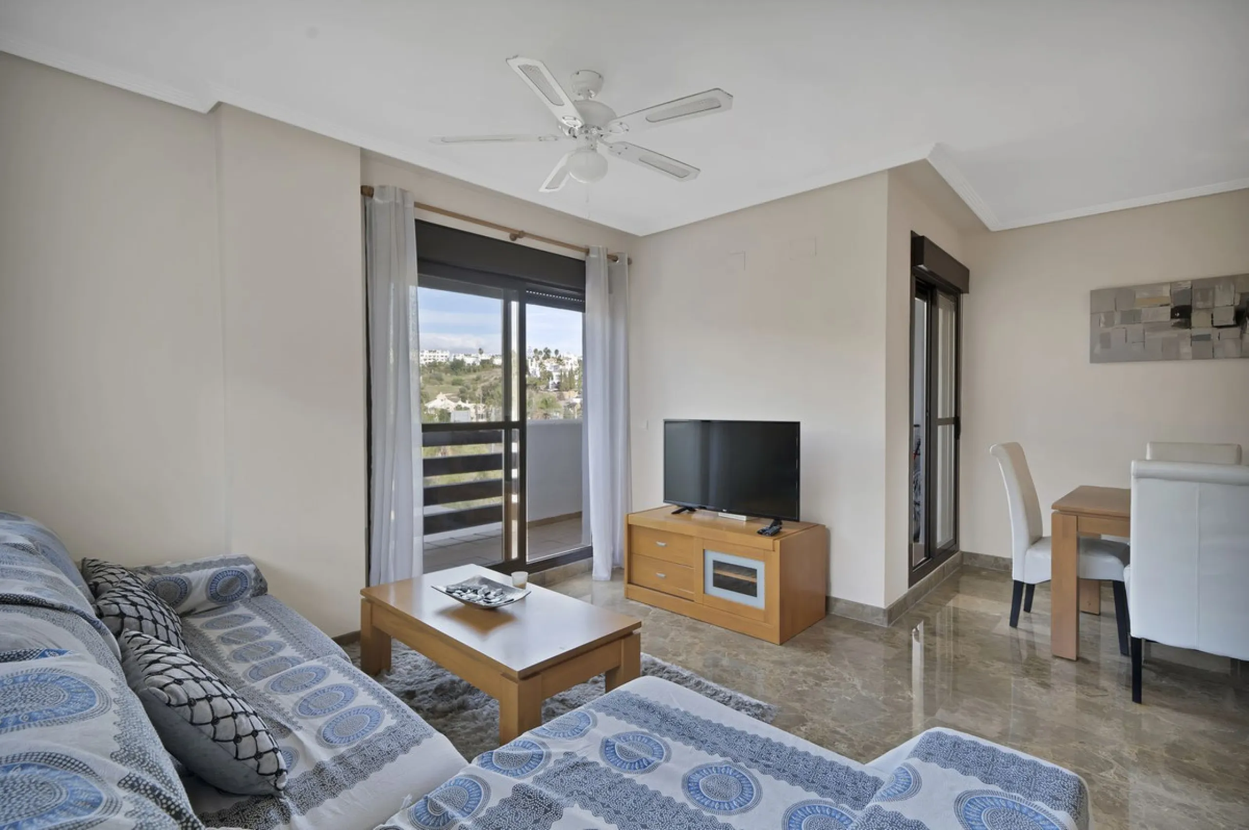 Discover this well-appointed 2 bedroom, 2 bathroom apartment is located in the desirable Golf Hills urbanisation in Selwo. The home features a bright and comfortable living space, a fully fitted kitchen with a separate utility area, and a private terrace 