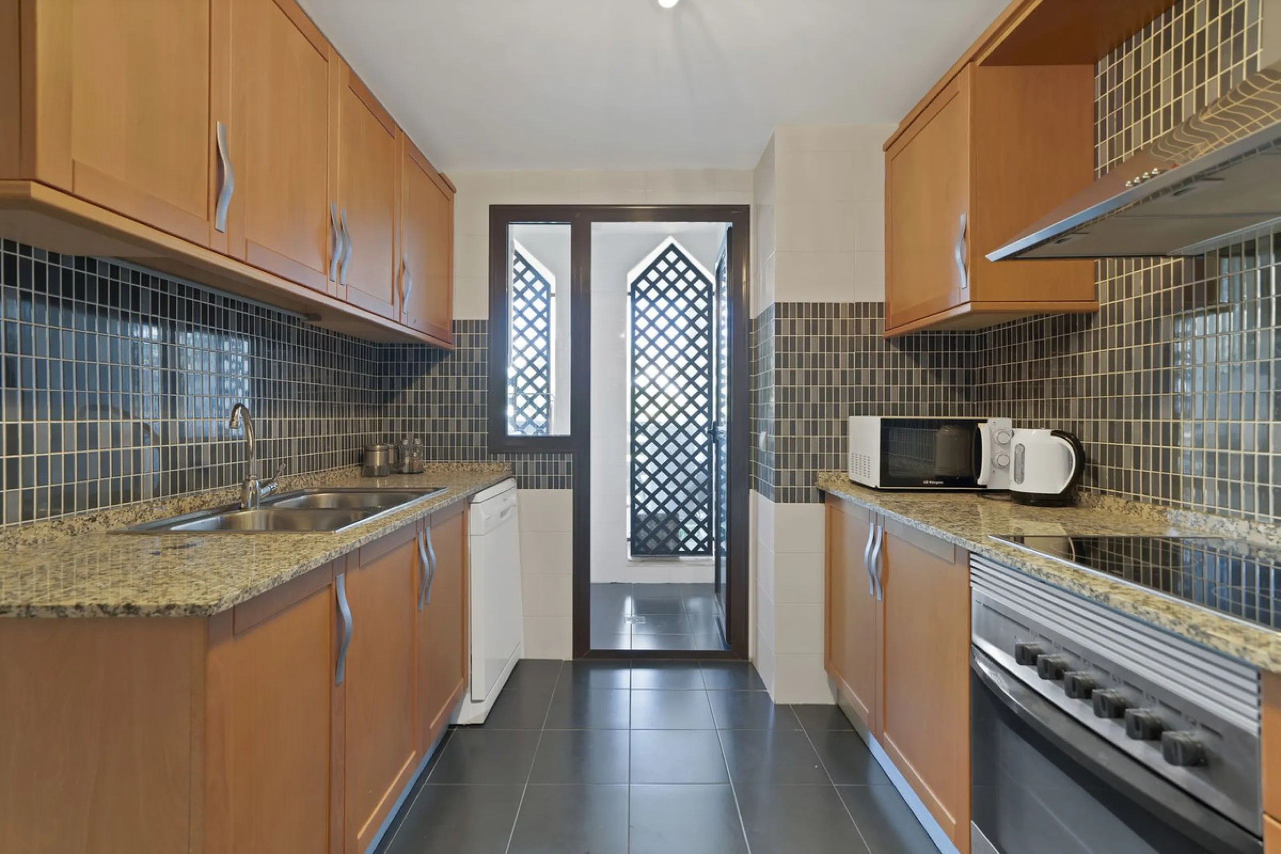 Discover this well-appointed 2 bedroom, 2 bathroom apartment is located in the desirable Golf Hills urbanisation in Selwo. The home features a bright and comfortable living space, a fully fitted kitchen with a separate utility area, and a private terrace 