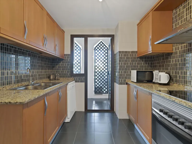 Discover this well-appointed 2 bedroom, 2 bathroom apartment is located in the desirable Golf Hills urbanisation in Selwo. The home features a bright and comfortable living space, a fully fitted kitchen with a separate utility area, and a private terrace 