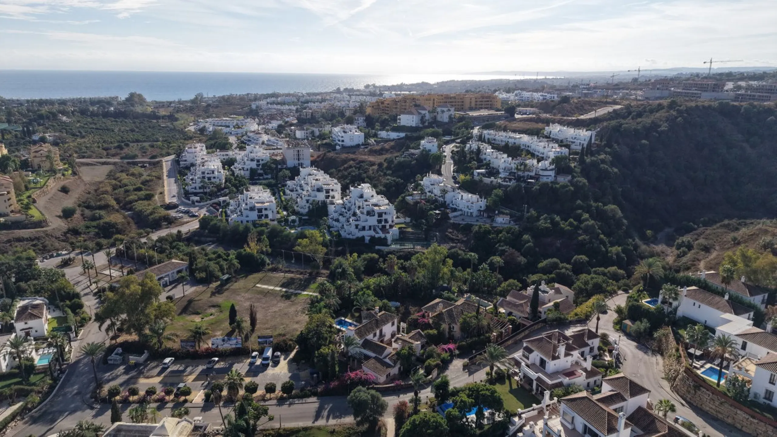 Discover this well-appointed 2 bedroom, 2 bathroom apartment is located in the desirable Golf Hills urbanisation in Selwo. The home features a bright and comfortable living space, a fully fitted kitchen with a separate utility area, and a private terrace 