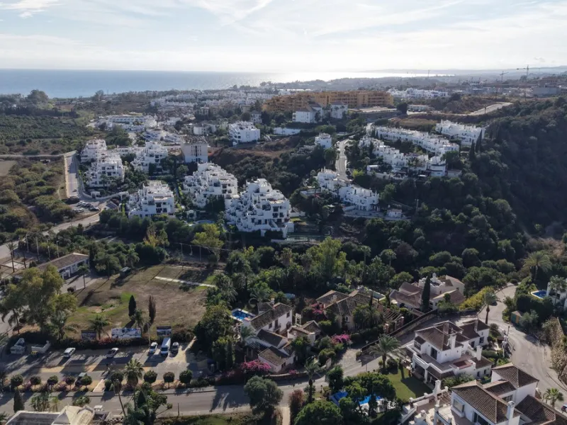 Discover this well-appointed 2 bedroom, 2 bathroom apartment is located in the desirable Golf Hills urbanisation in Selwo. The home features a bright and comfortable living space, a fully fitted kitchen with a separate utility area, and a private terrace 