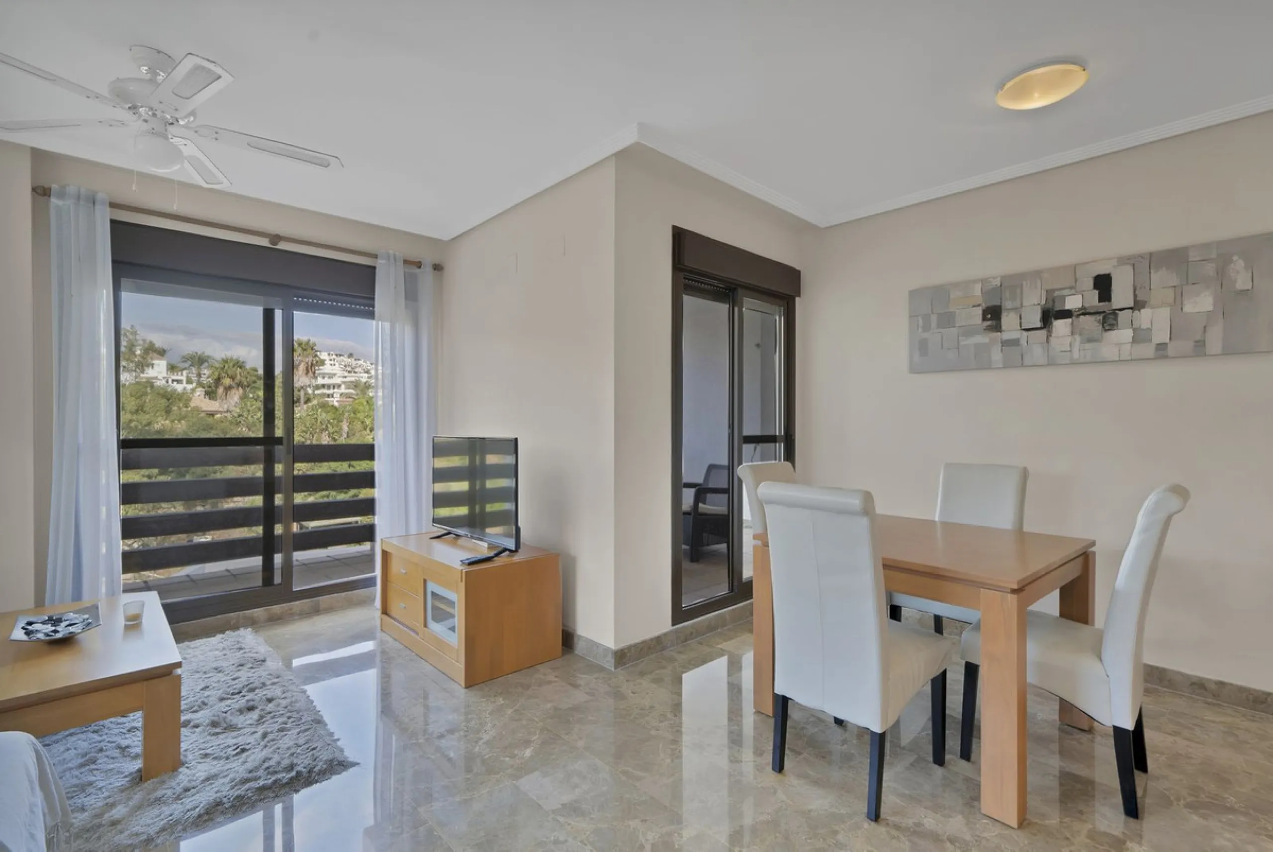 Discover this well-appointed 2 bedroom, 2 bathroom apartment is located in the desirable Golf Hills urbanisation in Selwo. The home features a bright and comfortable living space, a fully fitted kitchen with a separate utility area, and a private terrace 