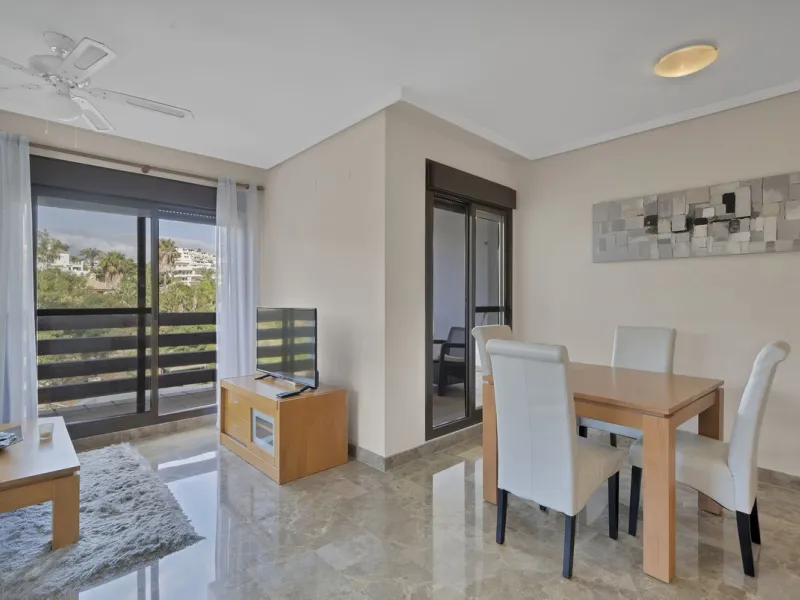 Discover this well-appointed 2 bedroom, 2 bathroom apartment is located in the desirable Golf Hills urbanisation in Selwo. The home features a bright and comfortable living space, a fully fitted kitchen with a separate utility area, and a private terrace 