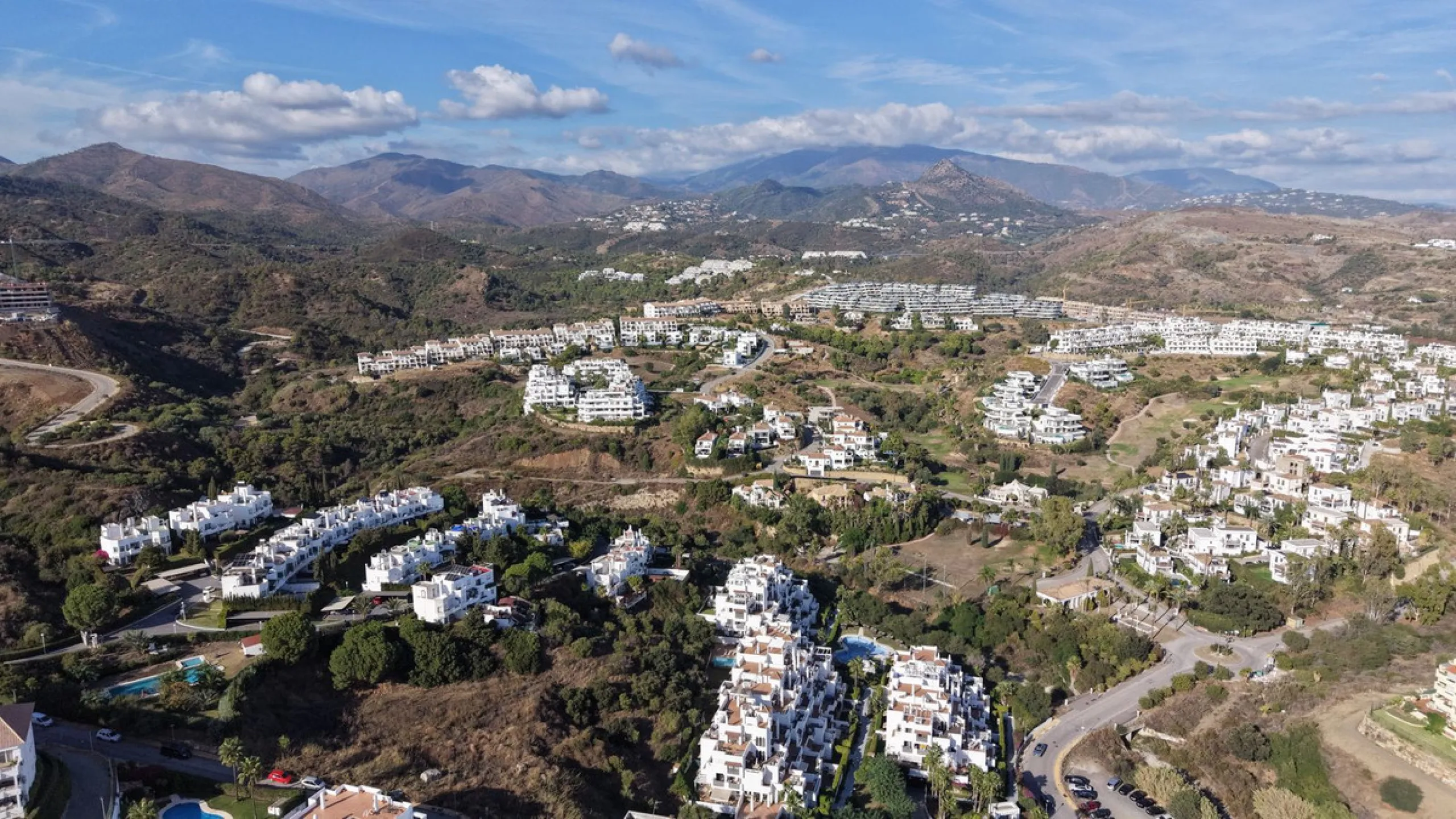 Discover this well-appointed 2 bedroom, 2 bathroom apartment is located in the desirable Golf Hills urbanisation in Selwo. The home features a bright and comfortable living space, a fully fitted kitchen with a separate utility area, and a private terrace 