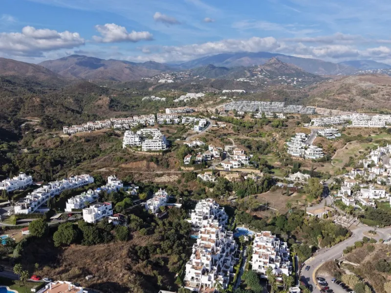 Discover this well-appointed 2 bedroom, 2 bathroom apartment is located in the desirable Golf Hills urbanisation in Selwo. The home features a bright and comfortable living space, a fully fitted kitchen with a separate utility area, and a private terrace 
