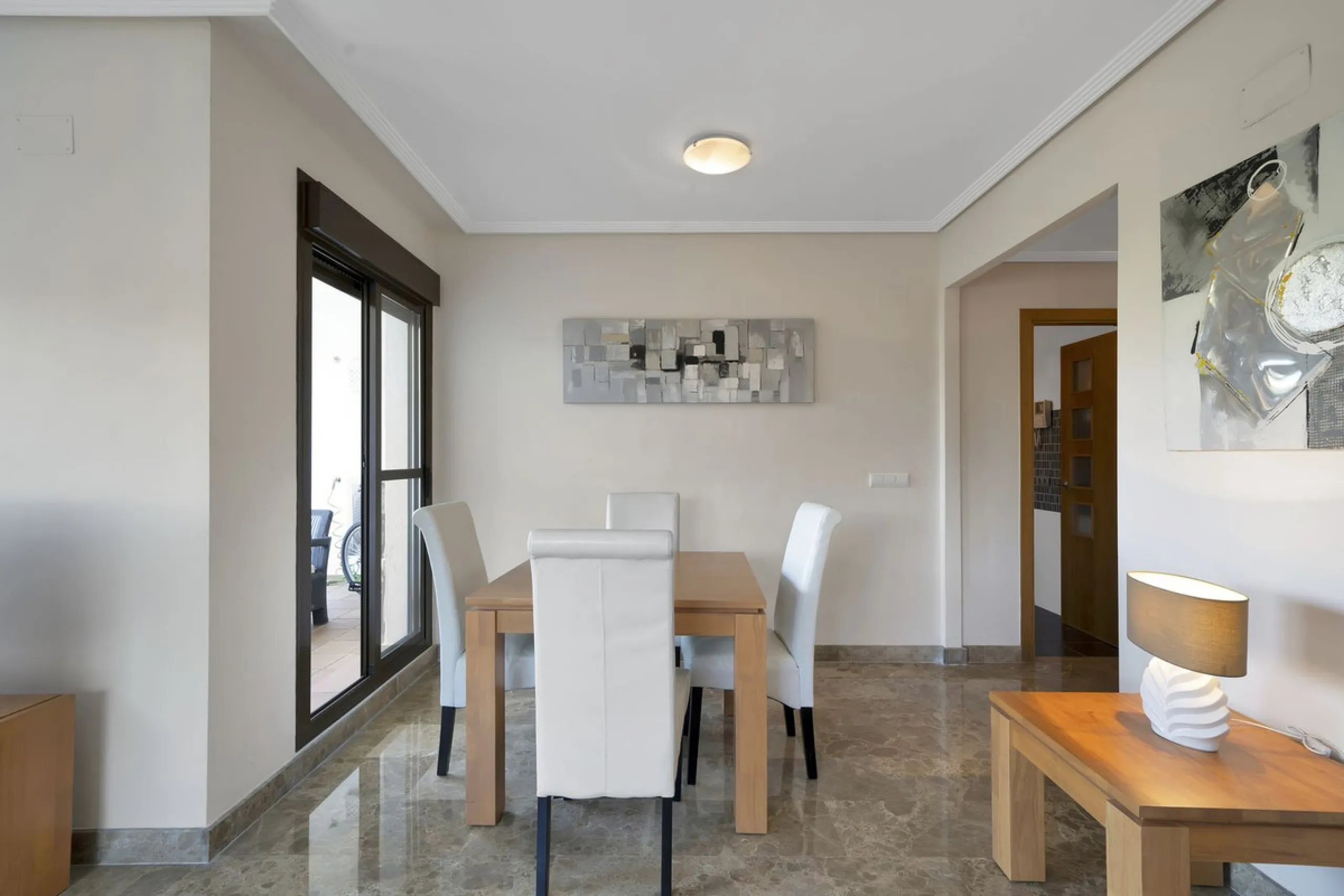 Discover this well-appointed 2 bedroom, 2 bathroom apartment is located in the desirable Golf Hills urbanisation in Selwo. The home features a bright and comfortable living space, a fully fitted kitchen with a separate utility area, and a private terrace 