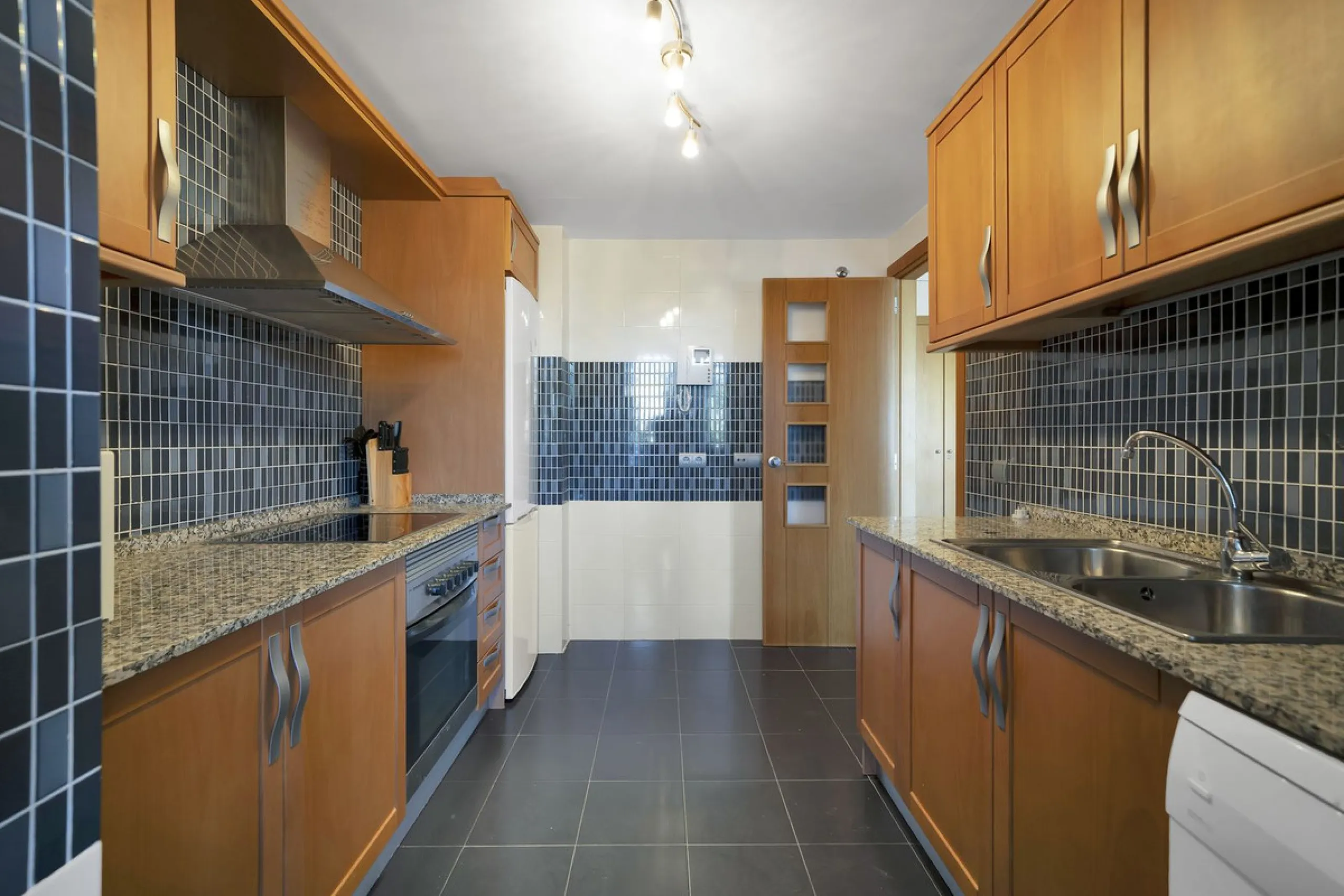 Discover this well-appointed 2 bedroom, 2 bathroom apartment is located in the desirable Golf Hills urbanisation in Selwo. The home features a bright and comfortable living space, a fully fitted kitchen with a separate utility area, and a private terrace 