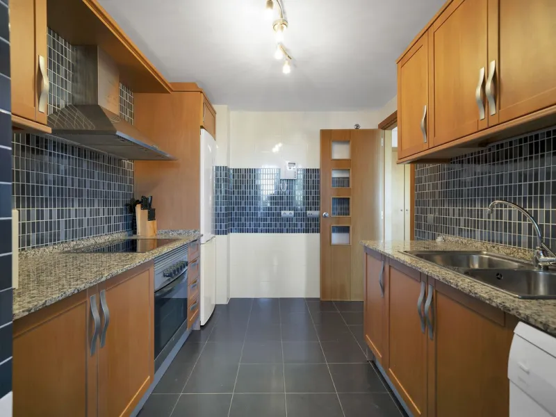 Discover this well-appointed 2 bedroom, 2 bathroom apartment is located in the desirable Golf Hills urbanisation in Selwo. The home features a bright and comfortable living space, a fully fitted kitchen with a separate utility area, and a private terrace 