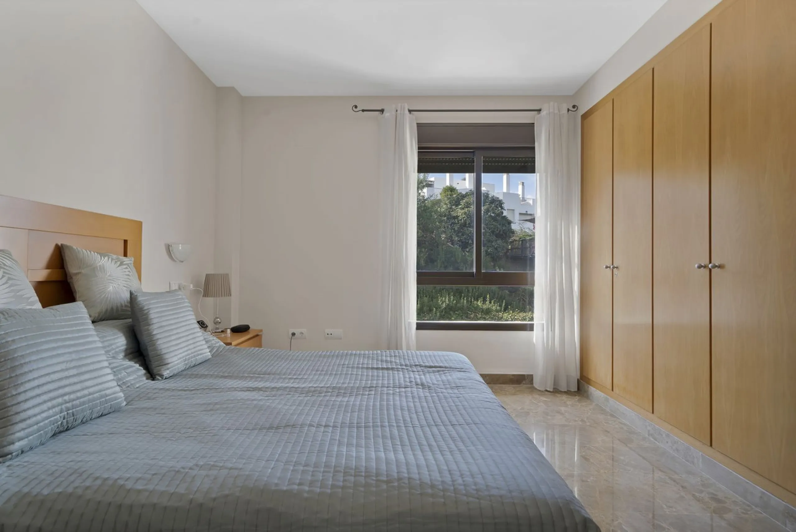 Discover this well-appointed 2 bedroom, 2 bathroom apartment is located in the desirable Golf Hills urbanisation in Selwo. The home features a bright and comfortable living space, a fully fitted kitchen with a separate utility area, and a private terrace 