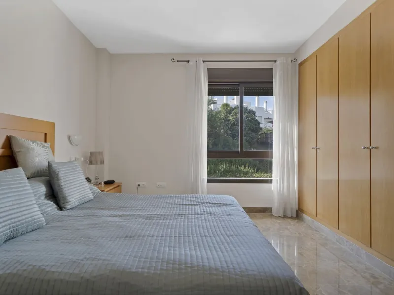 Discover this well-appointed 2 bedroom, 2 bathroom apartment is located in the desirable Golf Hills urbanisation in Selwo. The home features a bright and comfortable living space, a fully fitted kitchen with a separate utility area, and a private terrace 