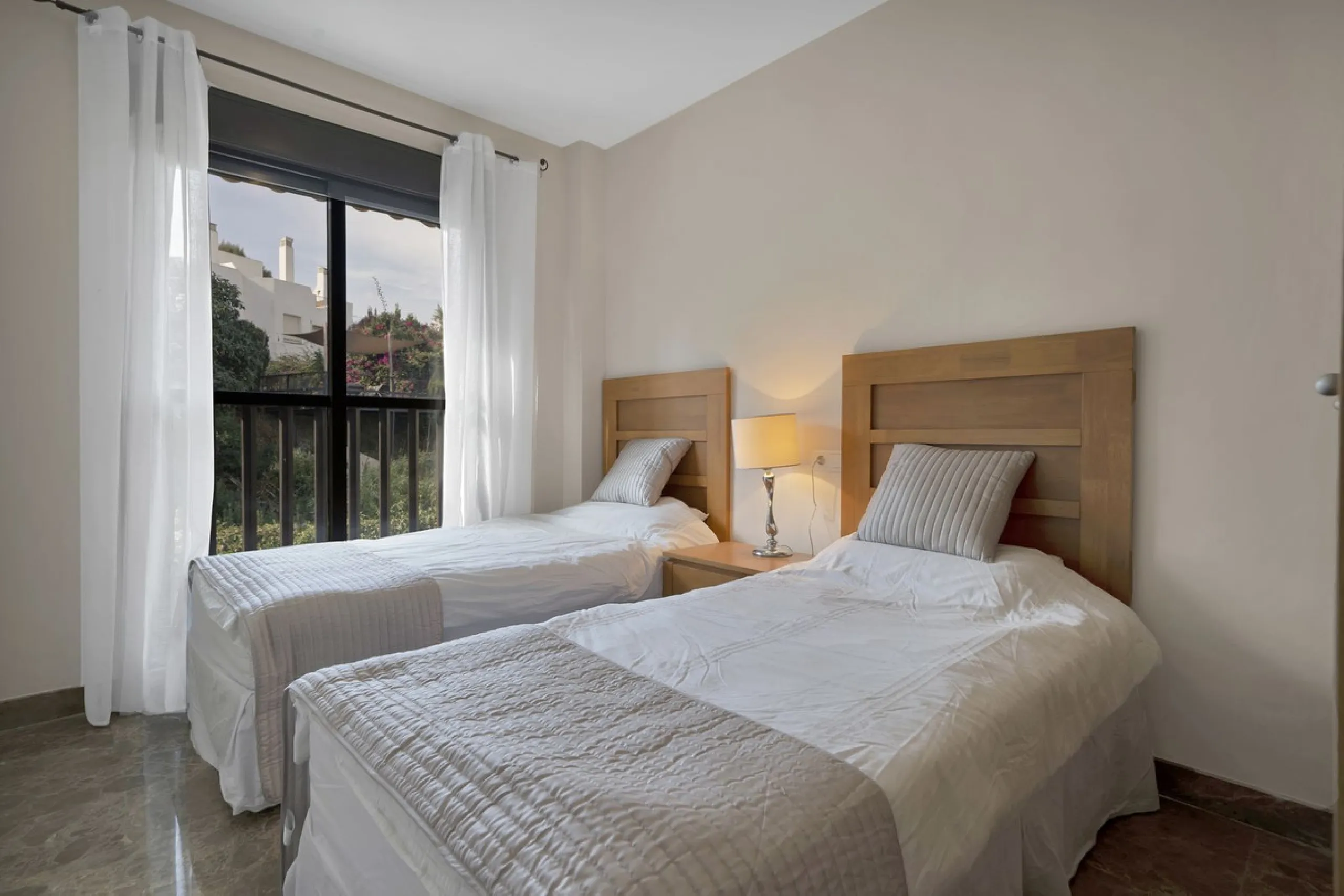 Discover this well-appointed 2 bedroom, 2 bathroom apartment is located in the desirable Golf Hills urbanisation in Selwo. The home features a bright and comfortable living space, a fully fitted kitchen with a separate utility area, and a private terrace 