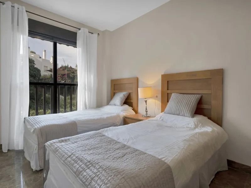Discover this well-appointed 2 bedroom, 2 bathroom apartment is located in the desirable Golf Hills urbanisation in Selwo. The home features a bright and comfortable living space, a fully fitted kitchen with a separate utility area, and a private terrace 
