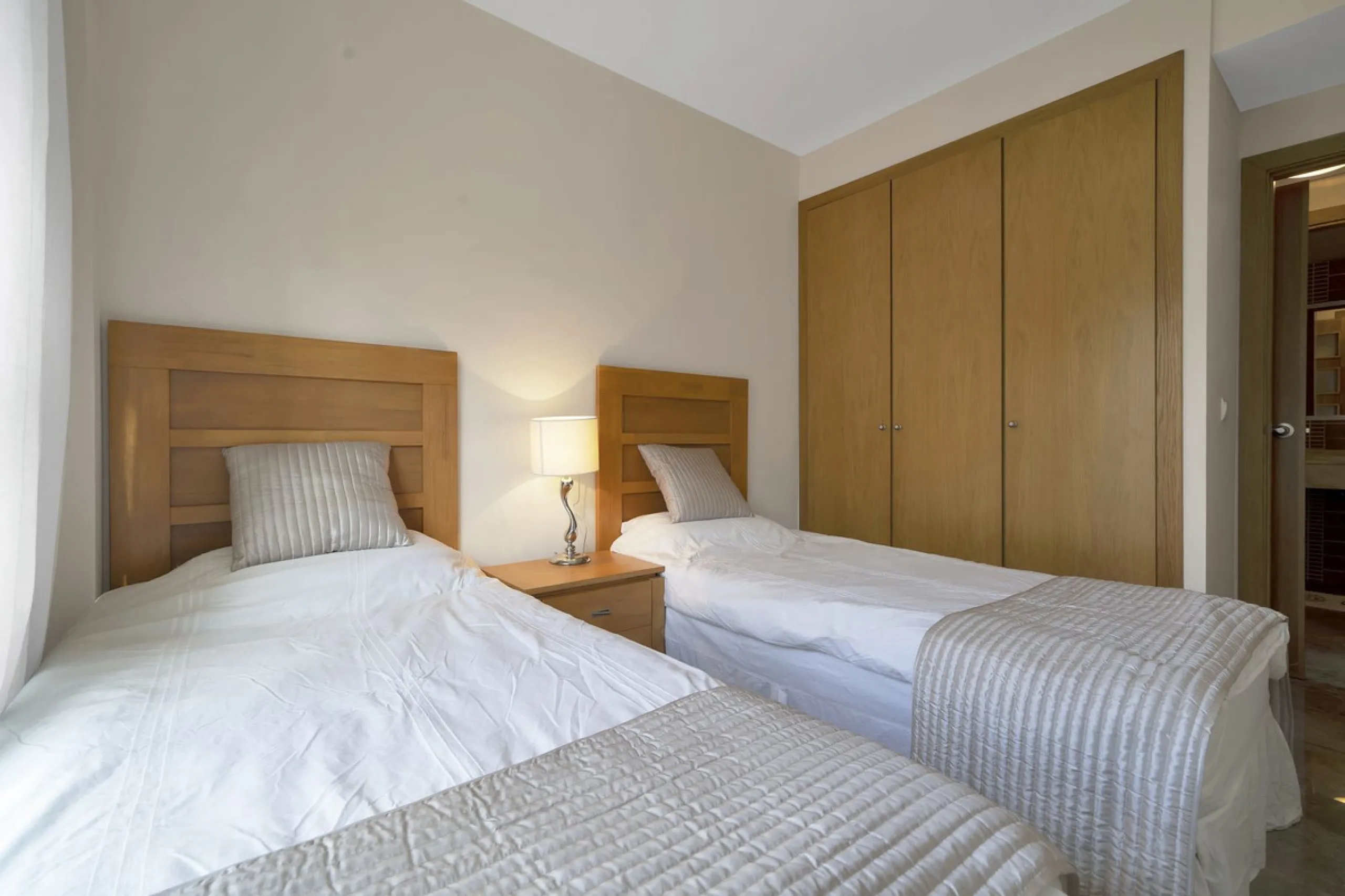 Discover this well-appointed 2 bedroom, 2 bathroom apartment is located in the desirable Golf Hills urbanisation in Selwo. The home features a bright and comfortable living space, a fully fitted kitchen with a separate utility area, and a private terrace 
