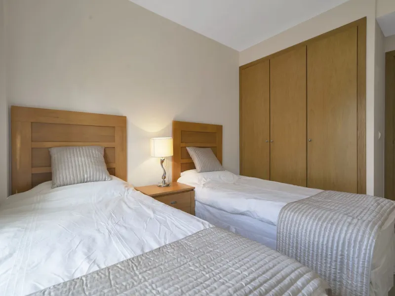 Discover this well-appointed 2 bedroom, 2 bathroom apartment is located in the desirable Golf Hills urbanisation in Selwo. The home features a bright and comfortable living space, a fully fitted kitchen with a separate utility area, and a private terrace 