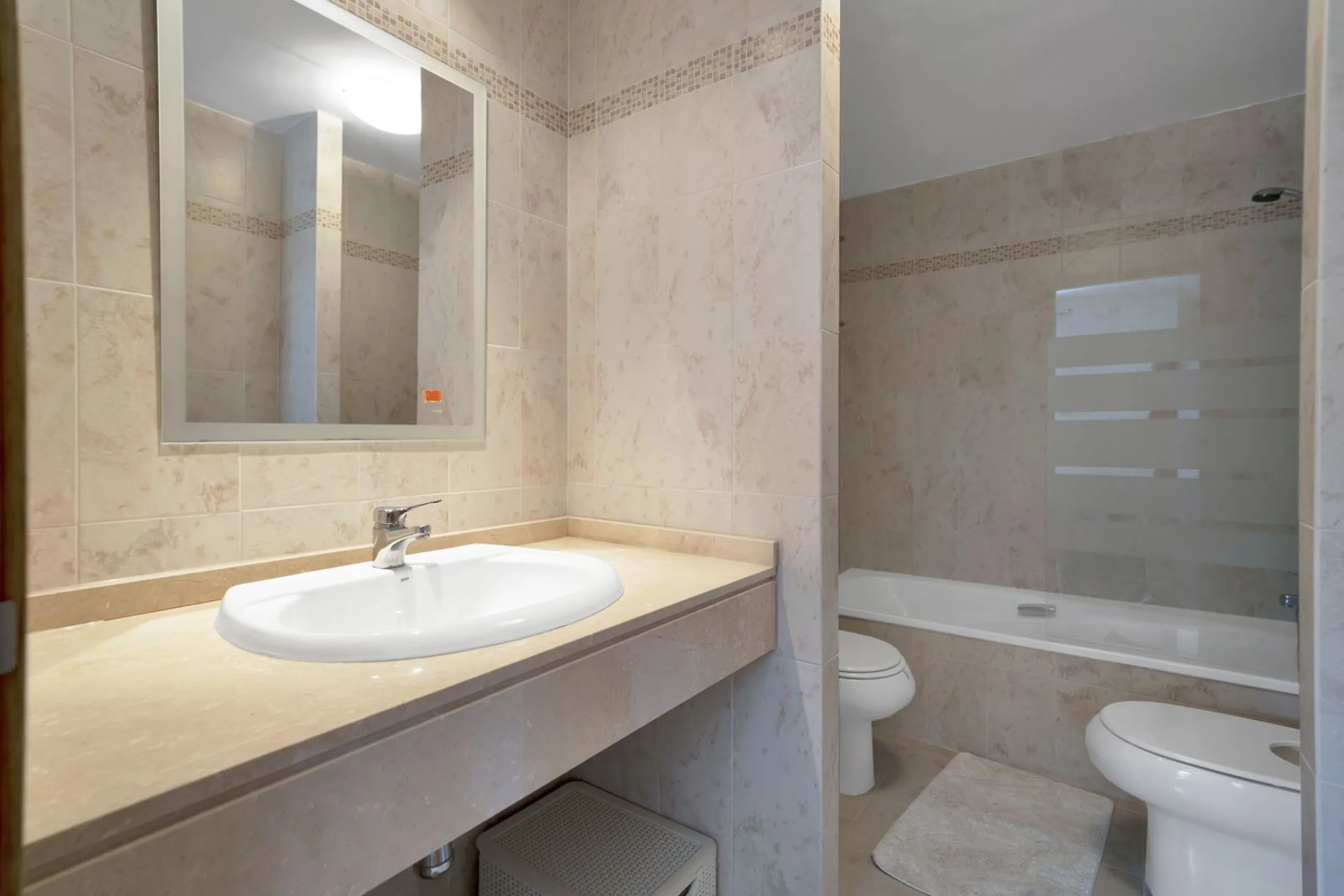 Discover this well-appointed 2 bedroom, 2 bathroom apartment is located in the desirable Golf Hills urbanisation in Selwo. The home features a bright and comfortable living space, a fully fitted kitchen with a separate utility area, and a private terrace 