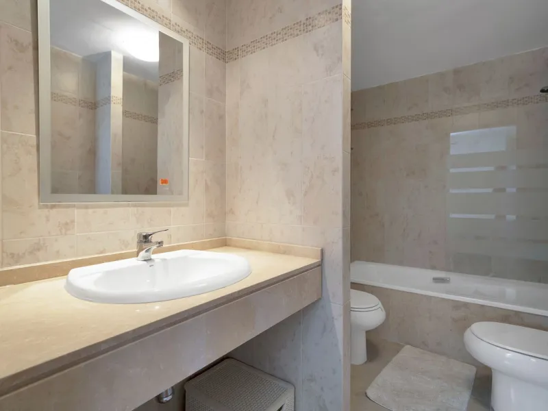 Discover this well-appointed 2 bedroom, 2 bathroom apartment is located in the desirable Golf Hills urbanisation in Selwo. The home features a bright and comfortable living space, a fully fitted kitchen with a separate utility area, and a private terrace 