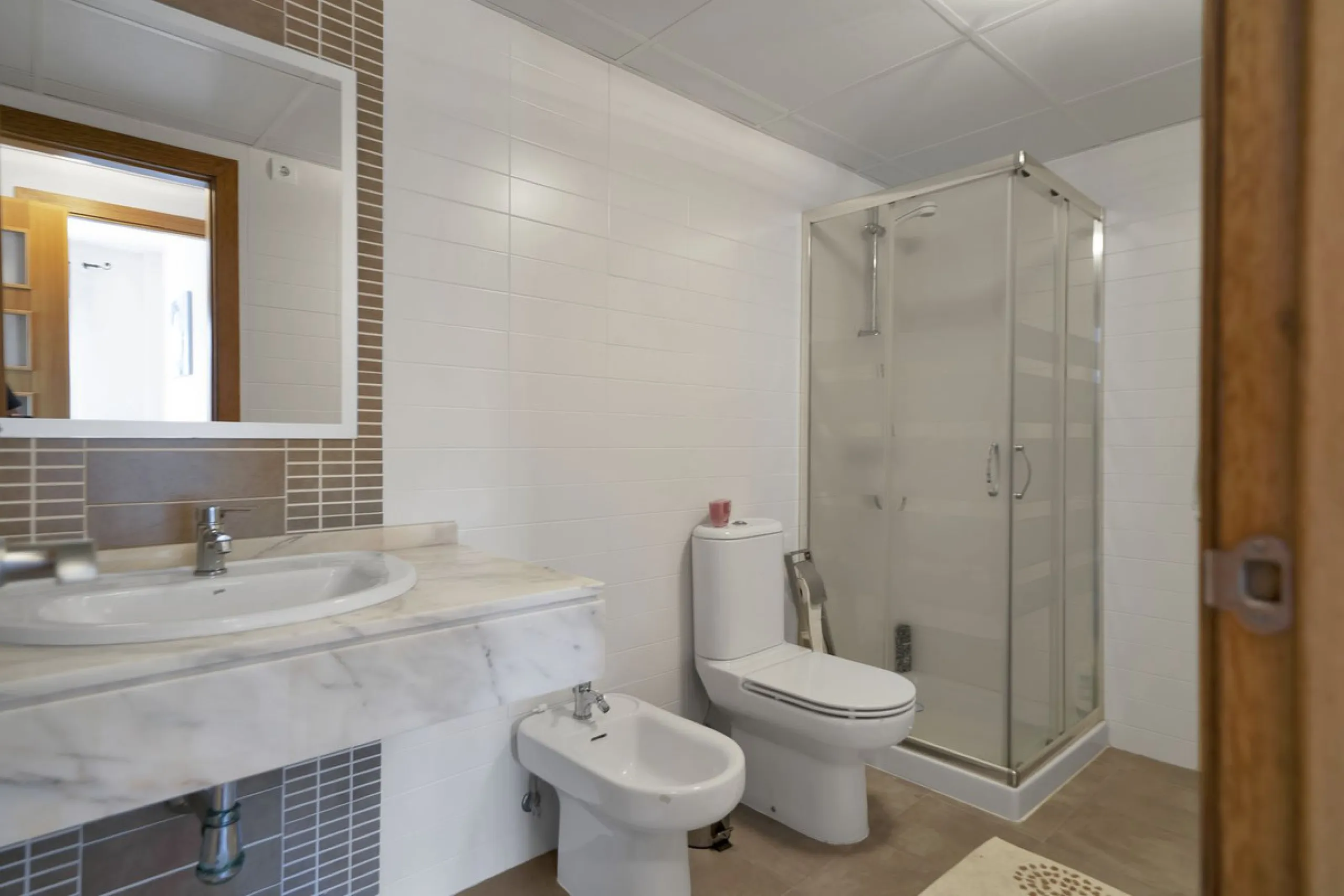 Discover this well-appointed 2 bedroom, 2 bathroom apartment is located in the desirable Golf Hills urbanisation in Selwo. The home features a bright and comfortable living space, a fully fitted kitchen with a separate utility area, and a private terrace 