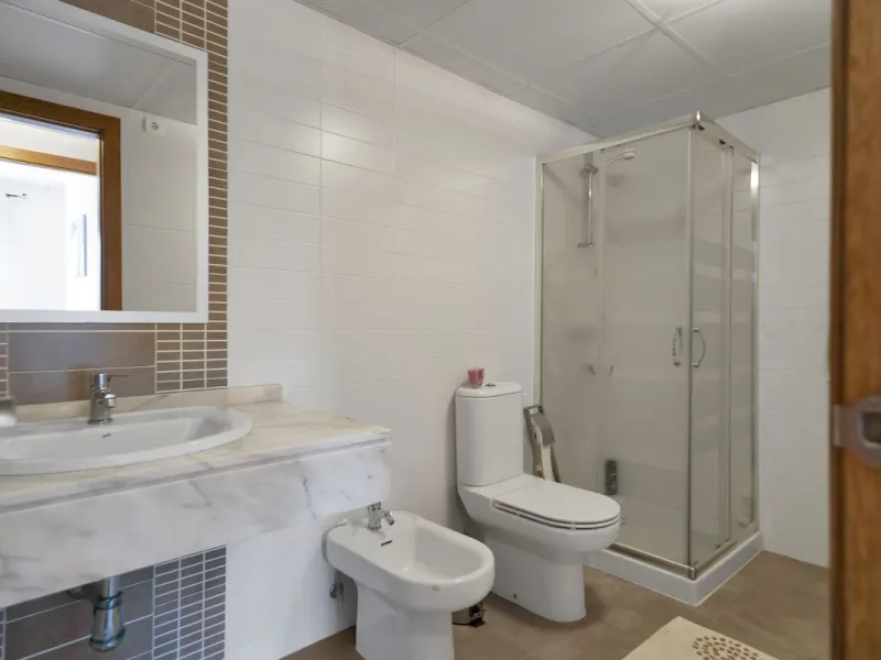 Discover this well-appointed 2 bedroom, 2 bathroom apartment is located in the desirable Golf Hills urbanisation in Selwo. The home features a bright and comfortable living space, a fully fitted kitchen with a separate utility area, and a private terrace 