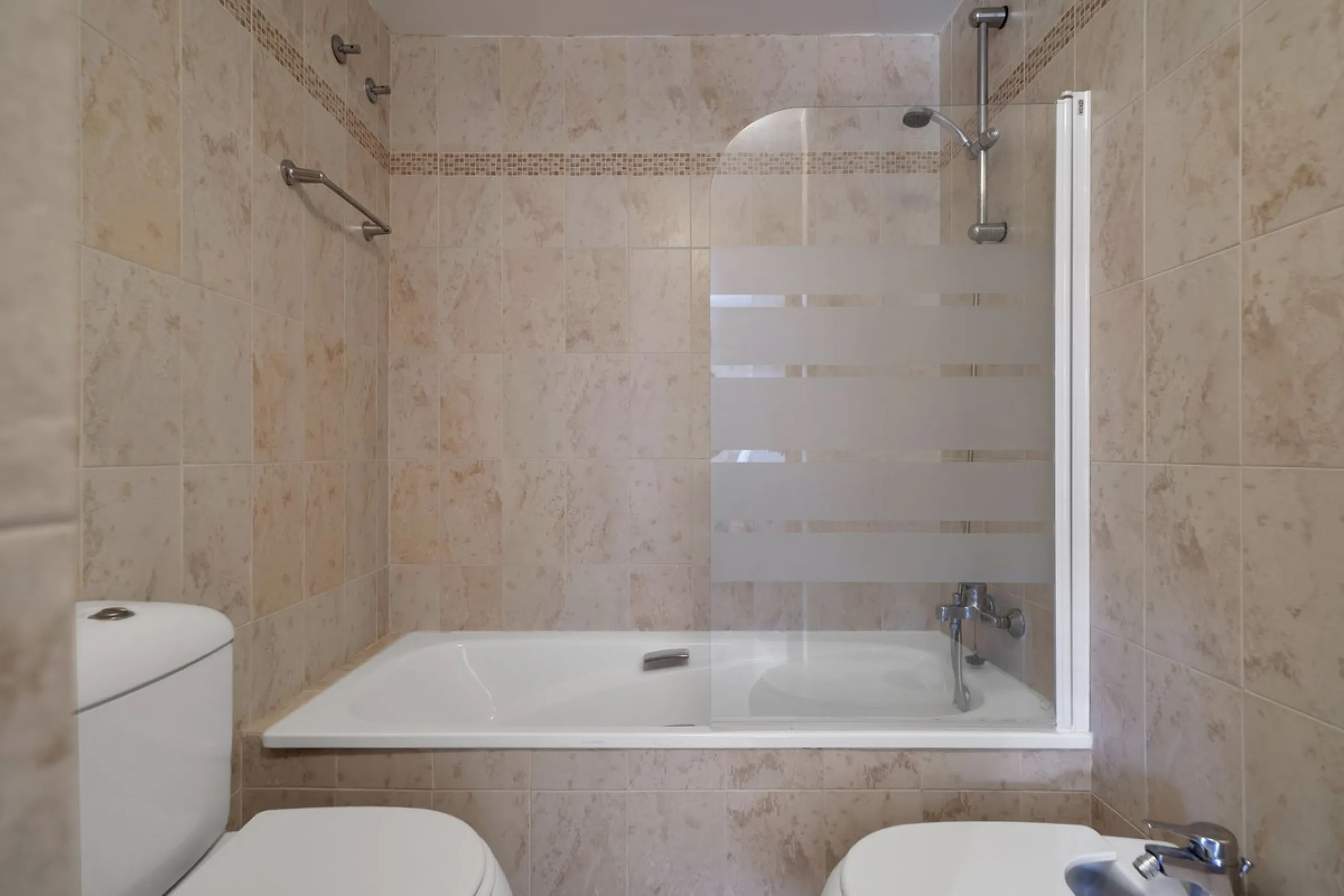 Discover this well-appointed 2 bedroom, 2 bathroom apartment is located in the desirable Golf Hills urbanisation in Selwo. The home features a bright and comfortable living space, a fully fitted kitchen with a separate utility area, and a private terrace 