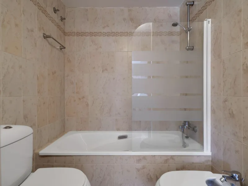 Discover this well-appointed 2 bedroom, 2 bathroom apartment is located in the desirable Golf Hills urbanisation in Selwo. The home features a bright and comfortable living space, a fully fitted kitchen with a separate utility area, and a private terrace 