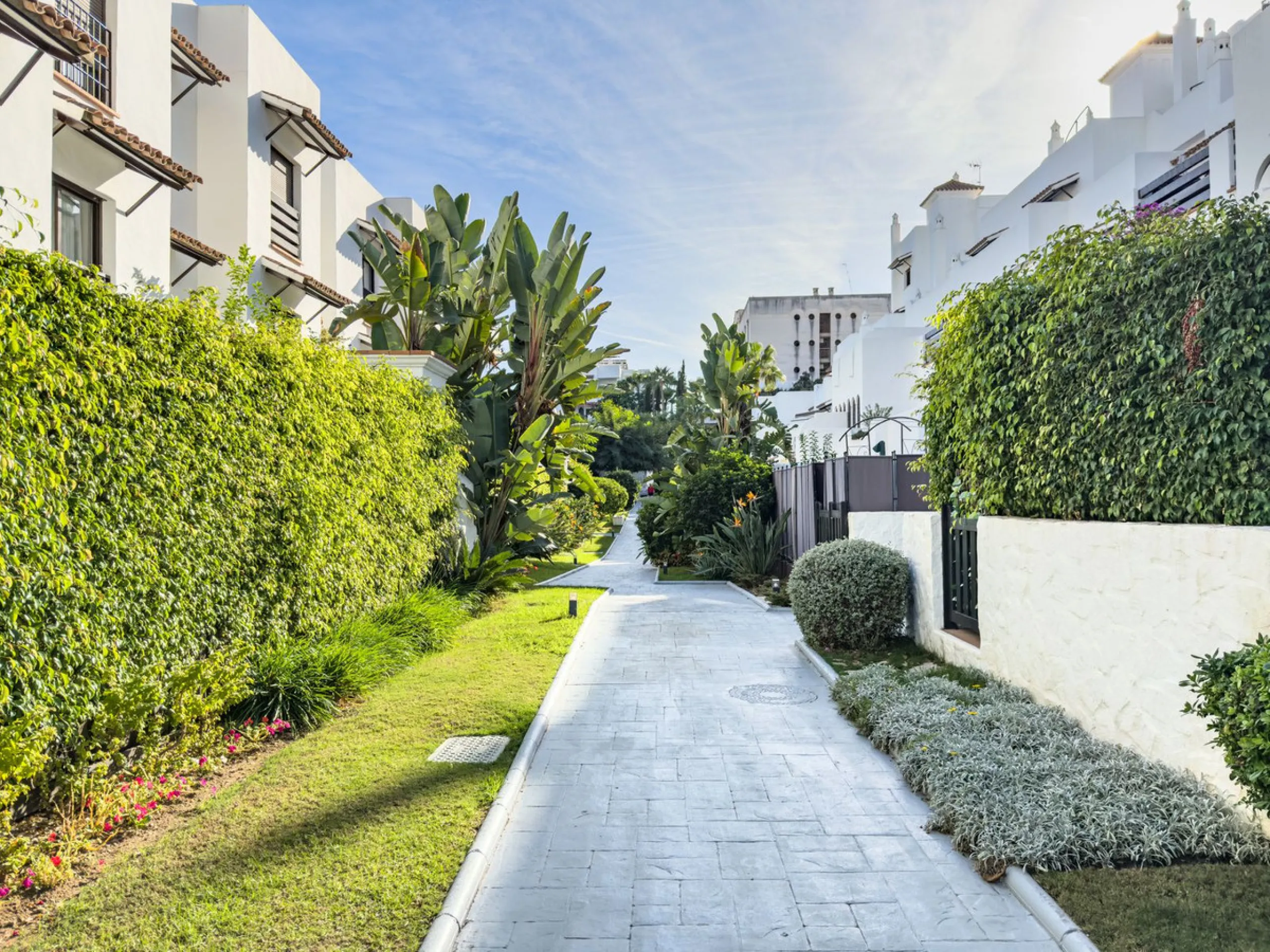 Discover this well-appointed 2 bedroom, 2 bathroom apartment is located in the desirable Golf Hills urbanisation in Selwo. The home features a bright and comfortable living space, a fully fitted kitchen with a separate utility area, and a private terrace 