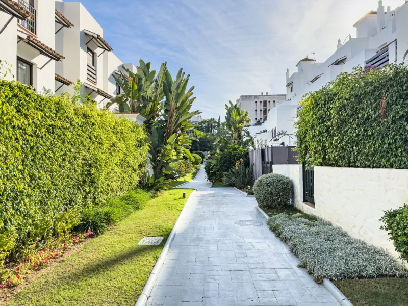 Discover this well-appointed 2 bedroom, 2 bathroom apartment is located in the desirable Golf Hills urbanisation in Selwo. The home features a bright and comfortable living space, a fully fitted kitchen with a separate utility area, and a private terrace 