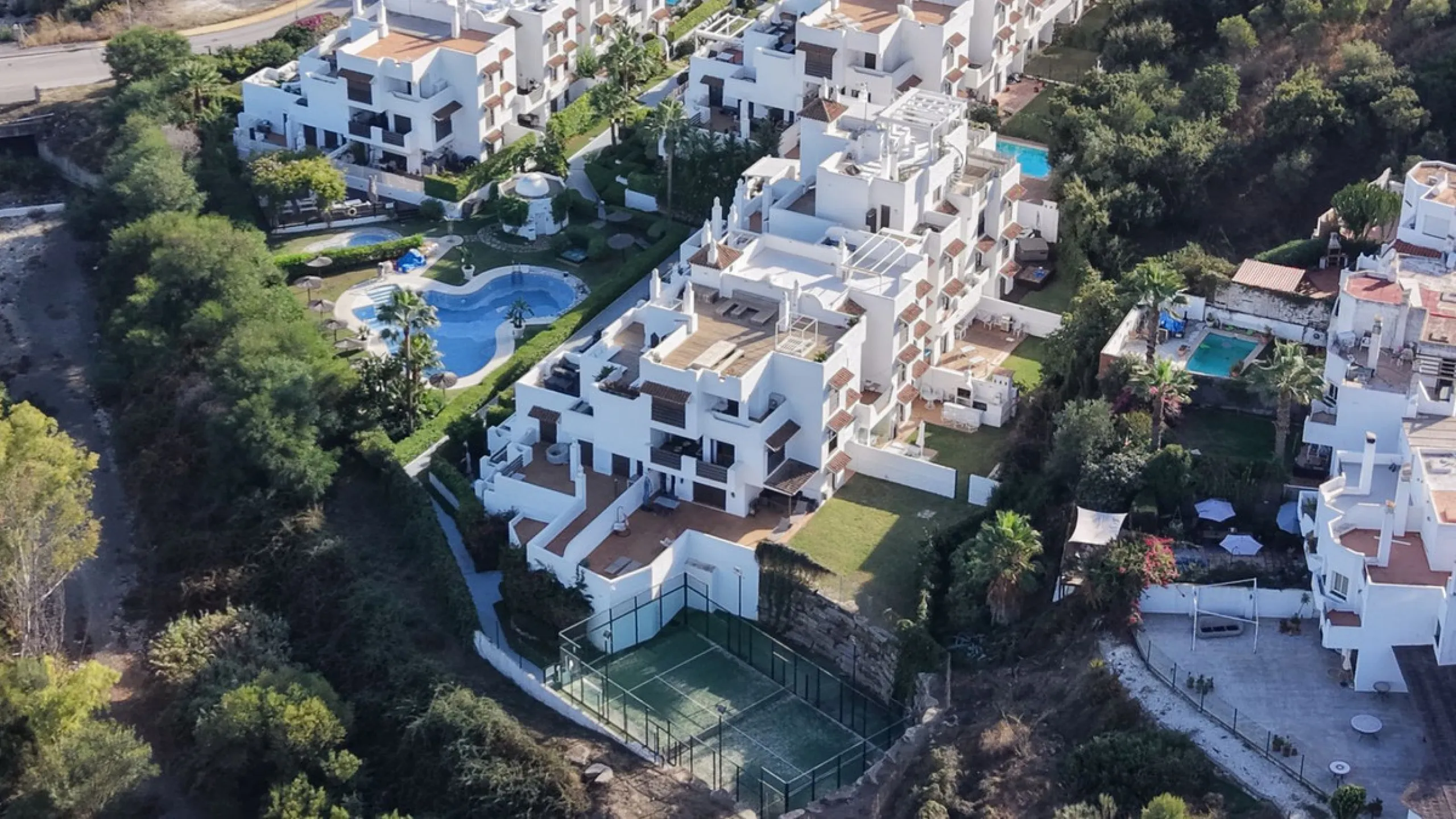 Discover this well-appointed 2 bedroom, 2 bathroom apartment is located in the desirable Golf Hills urbanisation in Selwo. The home features a bright and comfortable living space, a fully fitted kitchen with a separate utility area, and a private terrace 