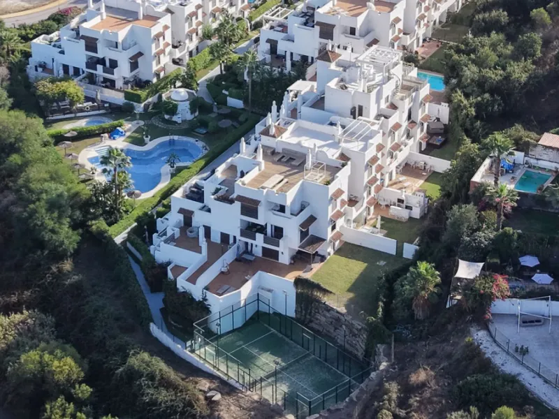 Discover this well-appointed 2 bedroom, 2 bathroom apartment is located in the desirable Golf Hills urbanisation in Selwo. The home features a bright and comfortable living space, a fully fitted kitchen with a separate utility area, and a private terrace 