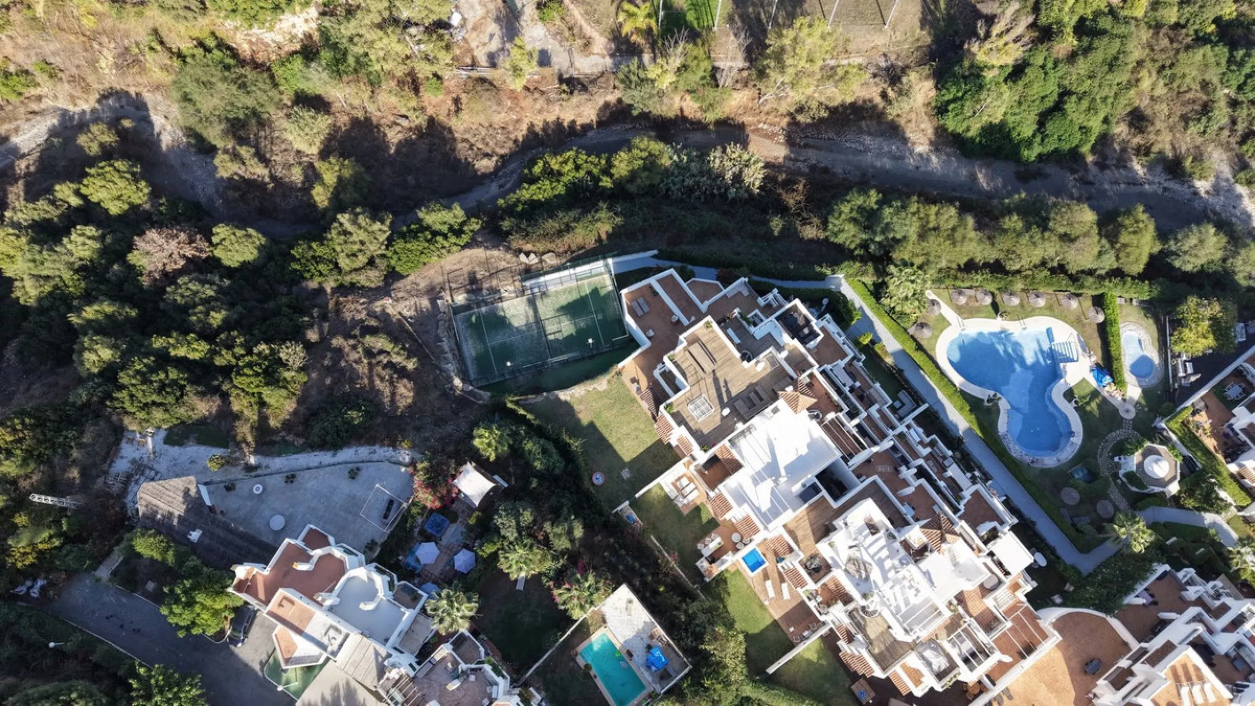 Discover this well-appointed 2 bedroom, 2 bathroom apartment is located in the desirable Golf Hills urbanisation in Selwo. The home features a bright and comfortable living space, a fully fitted kitchen with a separate utility area, and a private terrace 