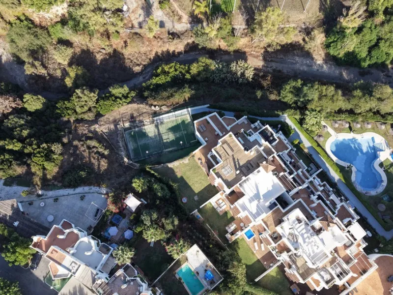 Discover this well-appointed 2 bedroom, 2 bathroom apartment is located in the desirable Golf Hills urbanisation in Selwo. The home features a bright and comfortable living space, a fully fitted kitchen with a separate utility area, and a private terrace 