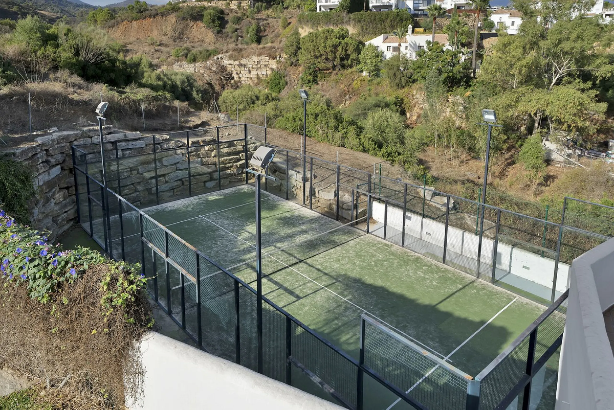 Discover this well-appointed 2 bedroom, 2 bathroom apartment is located in the desirable Golf Hills urbanisation in Selwo. The home features a bright and comfortable living space, a fully fitted kitchen with a separate utility area, and a private terrace 