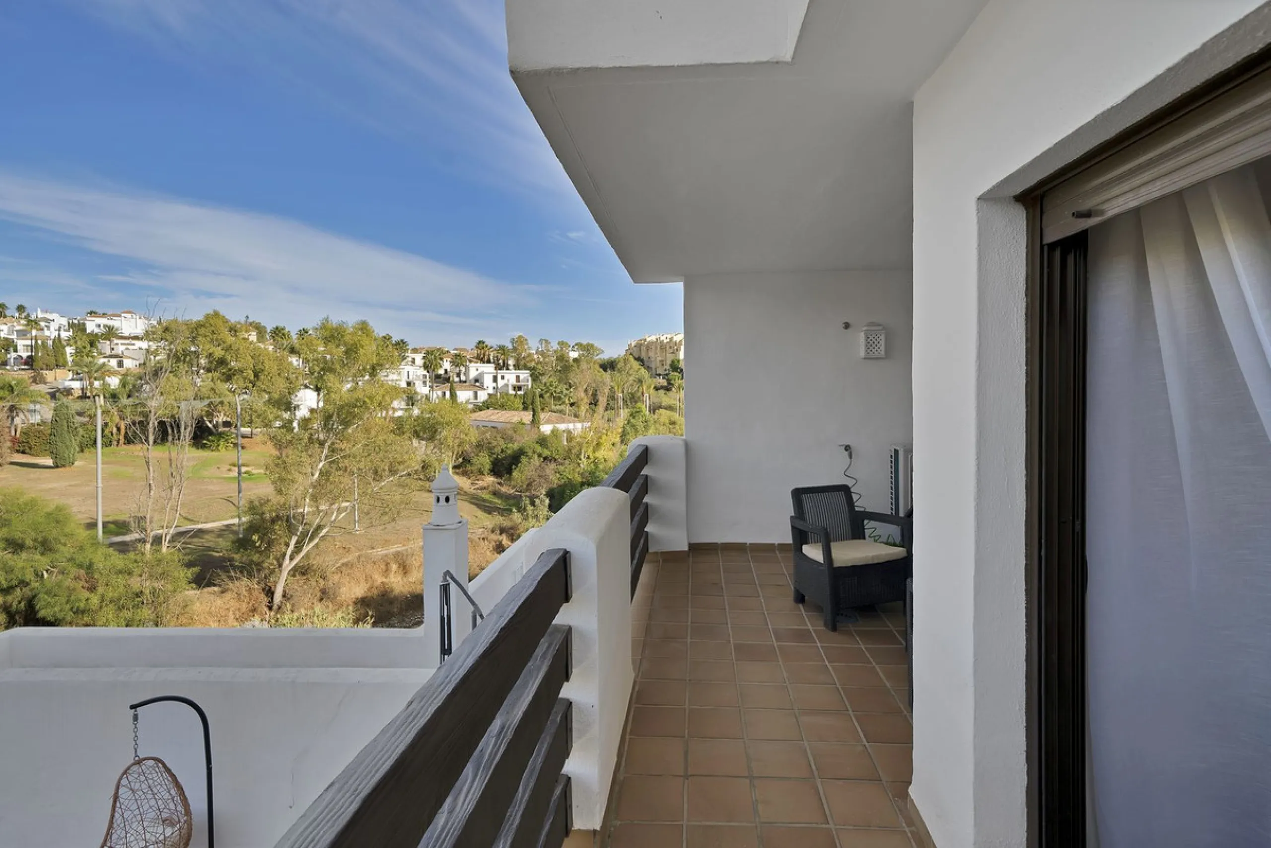 Discover this well-appointed 2 bedroom, 2 bathroom apartment is located in the desirable Golf Hills urbanisation in Selwo. The home features a bright and comfortable living space, a fully fitted kitchen with a separate utility area, and a private terrace 
