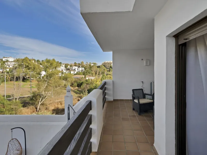 Discover this well-appointed 2 bedroom, 2 bathroom apartment is located in the desirable Golf Hills urbanisation in Selwo. The home features a bright and comfortable living space, a fully fitted kitchen with a separate utility area, and a private terrace 