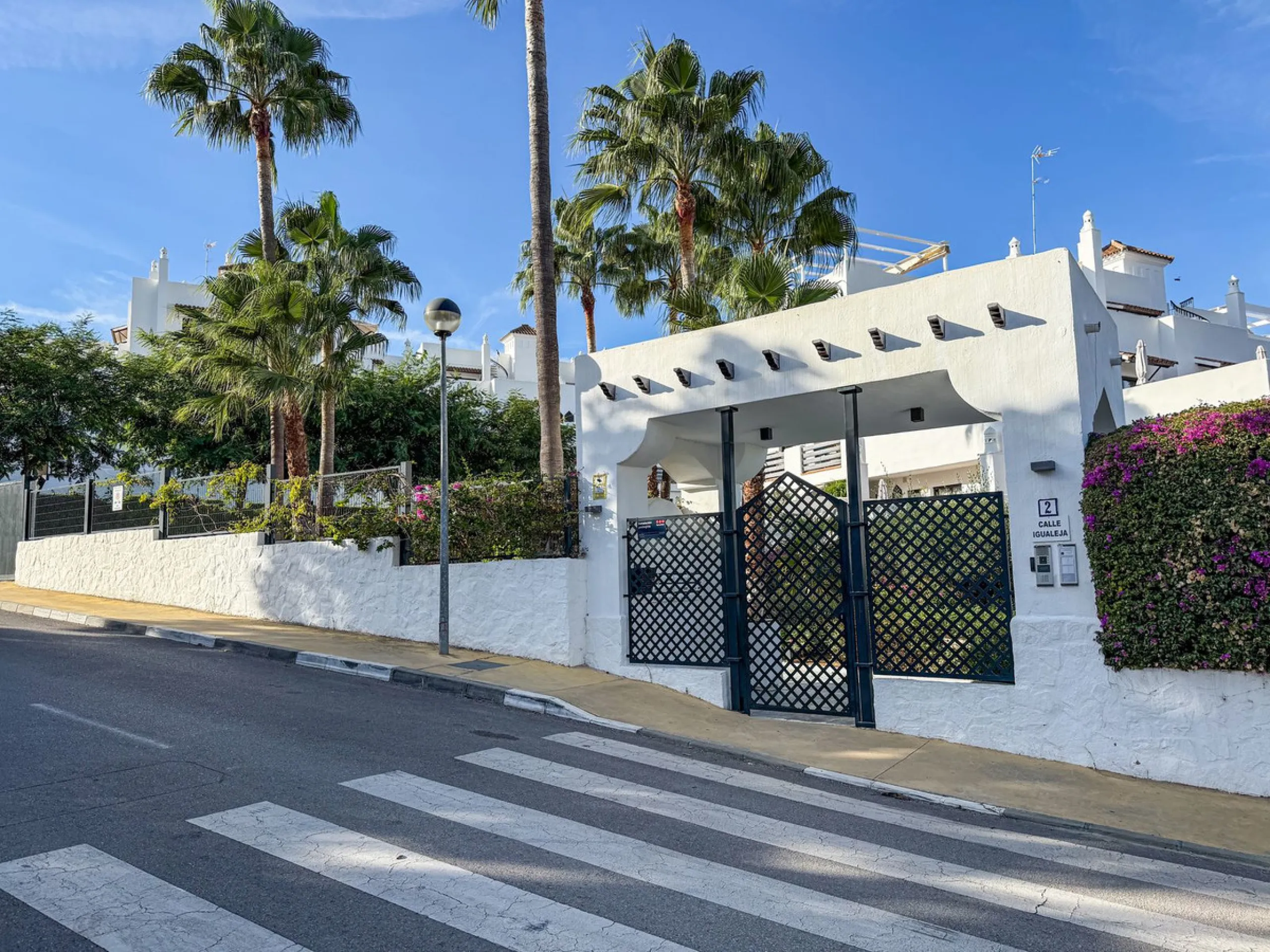 Discover this well-appointed 2 bedroom, 2 bathroom apartment is located in the desirable Golf Hills urbanisation in Selwo. The home features a bright and comfortable living space, a fully fitted kitchen with a separate utility area, and a private terrace 
