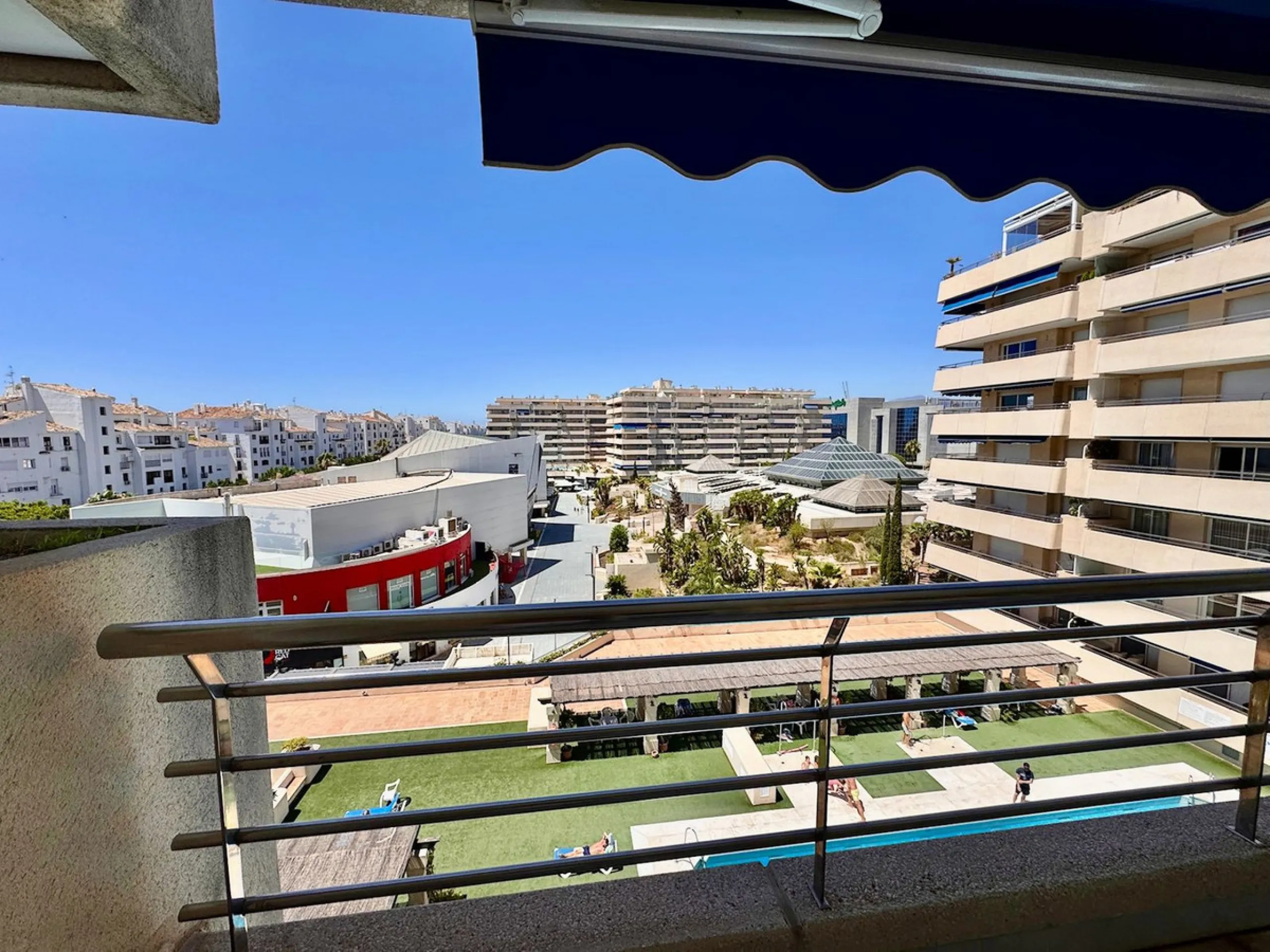 Location, Location, Location this apartment is located in the Prestigious Marina Banus building under two minutes walk from the Port of Puerto Banus and also the beach. This bright two bedroom and two bathroom apartment is located in an elevated position 
