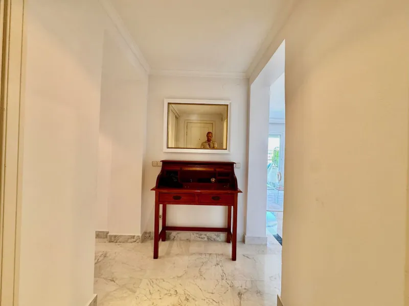 Location, Location, Location this apartment is located in the Prestigious Marina Banus building under two minutes walk from the Port of Puerto Banus and also the beach. This bright two bedroom and two bathroom apartment is located in an elevated position 