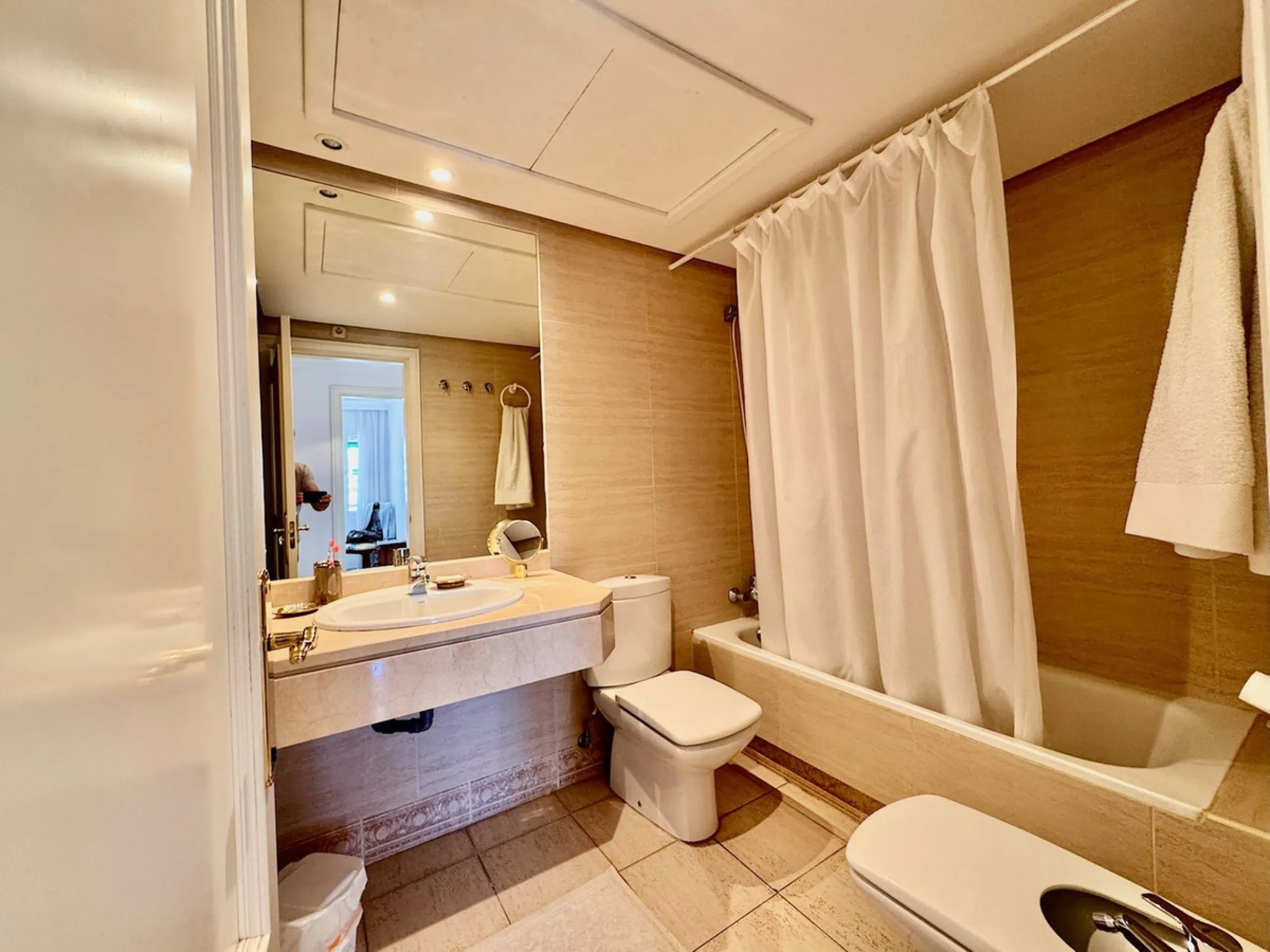 Location, Location, Location this apartment is located in the Prestigious Marina Banus building under two minutes walk from the Port of Puerto Banus and also the beach. This bright two bedroom and two bathroom apartment is located in an elevated position 
