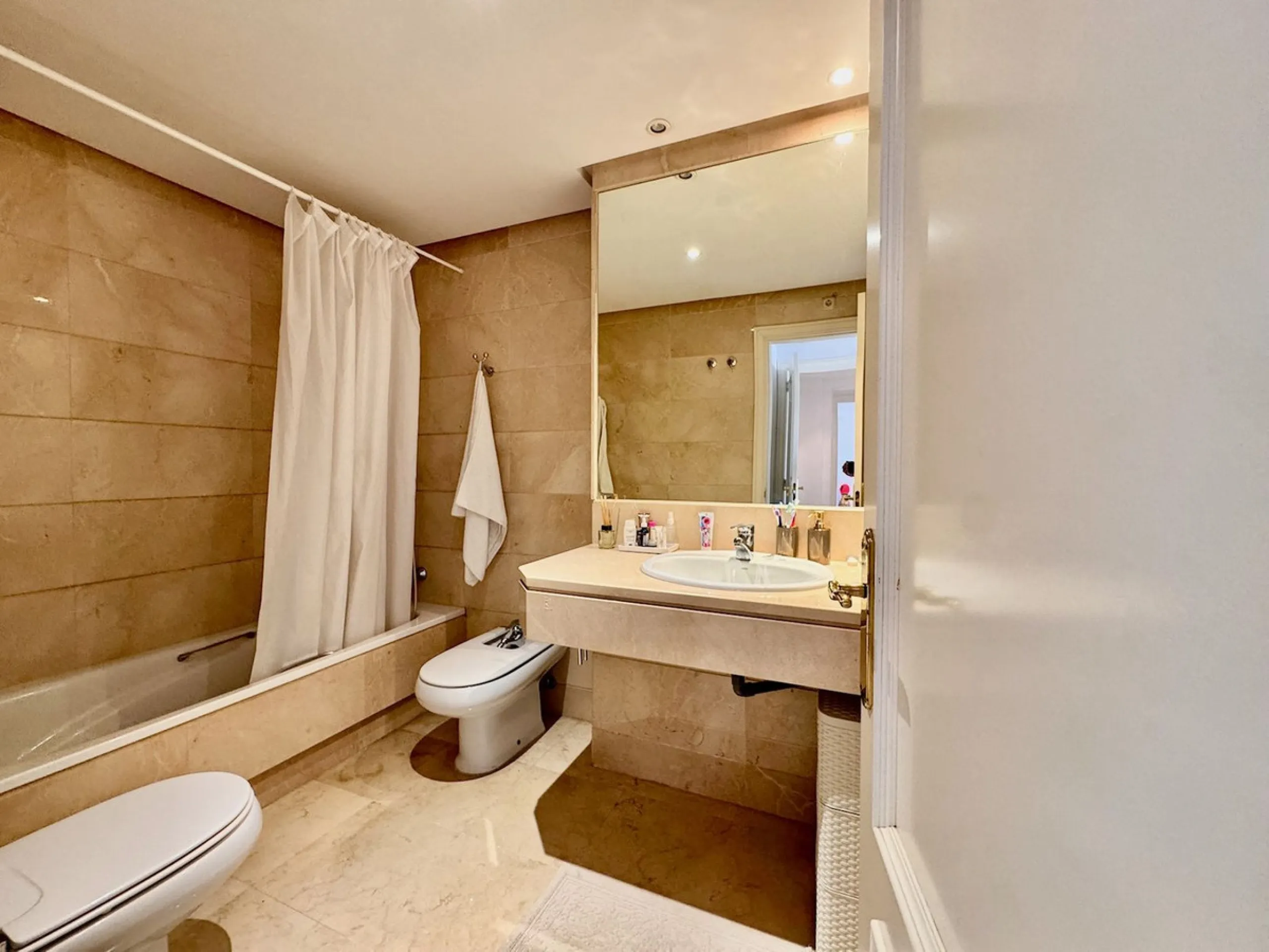 Location, Location, Location this apartment is located in the Prestigious Marina Banus building under two minutes walk from the Port of Puerto Banus and also the beach. This bright two bedroom and two bathroom apartment is located in an elevated position 