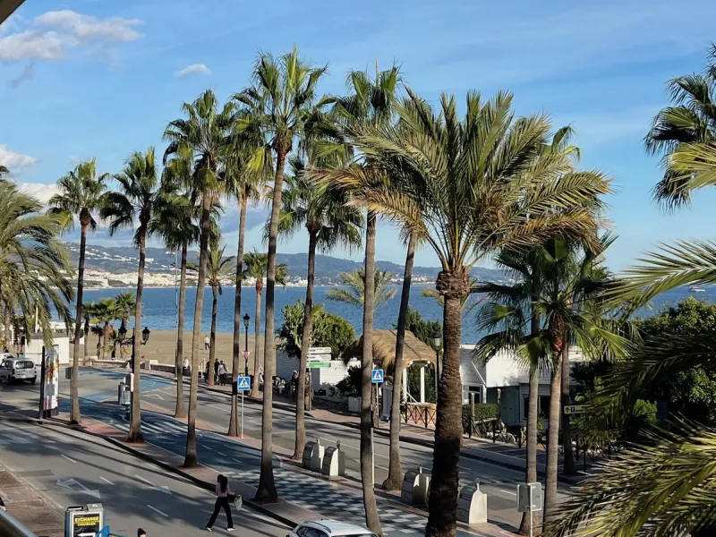 Location, Location, Location this apartment is located in the Prestigious Marina Banus building under two minutes walk from the Port of Puerto Banus and also the beach. This bright two bedroom and two bathroom apartment is located in an elevated position 