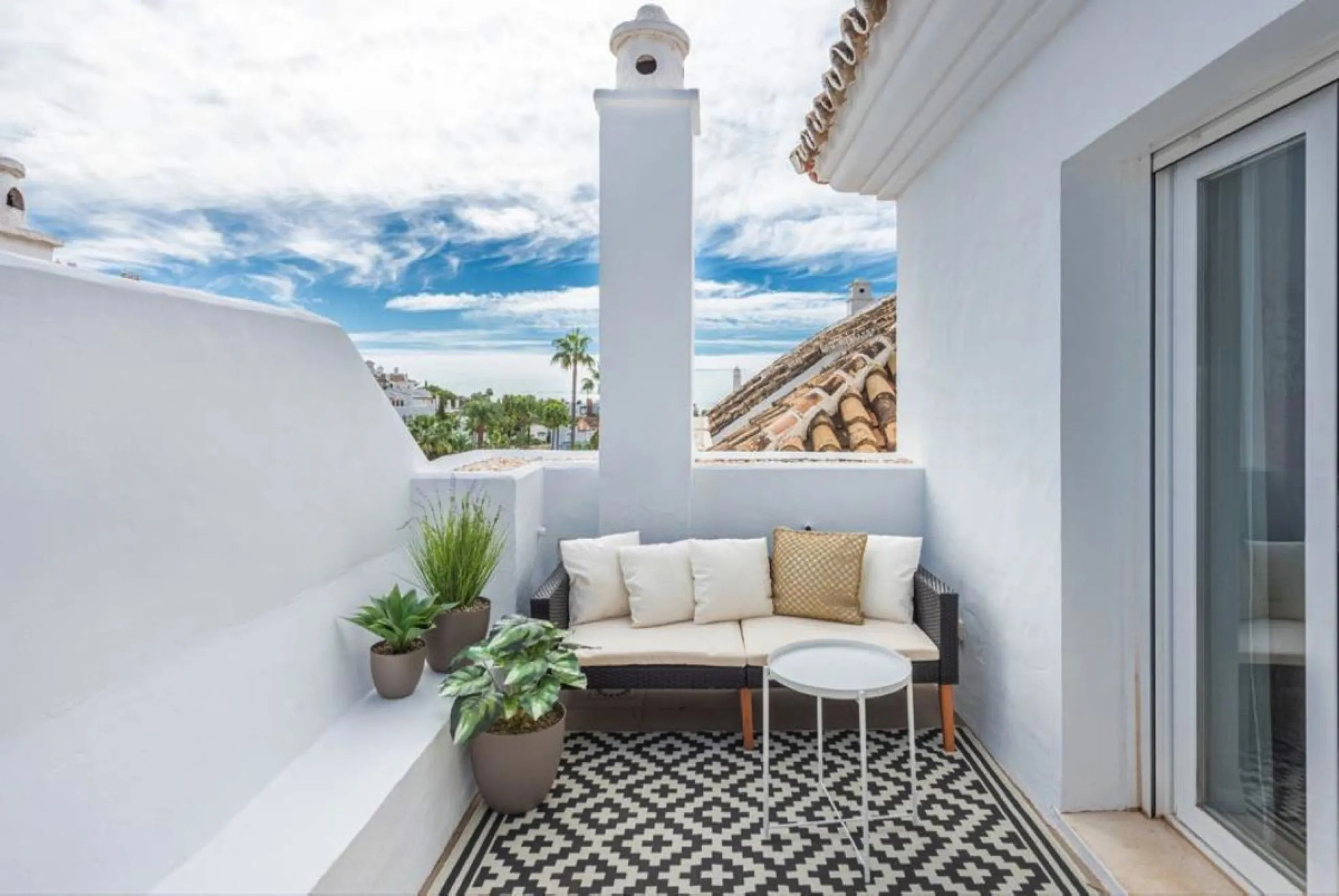 Apartment - Penthouse Duplex в продаже в Marbella, Málaga. В доме 2 спален и 2 ванных комнат. Площадь дома 95 м²