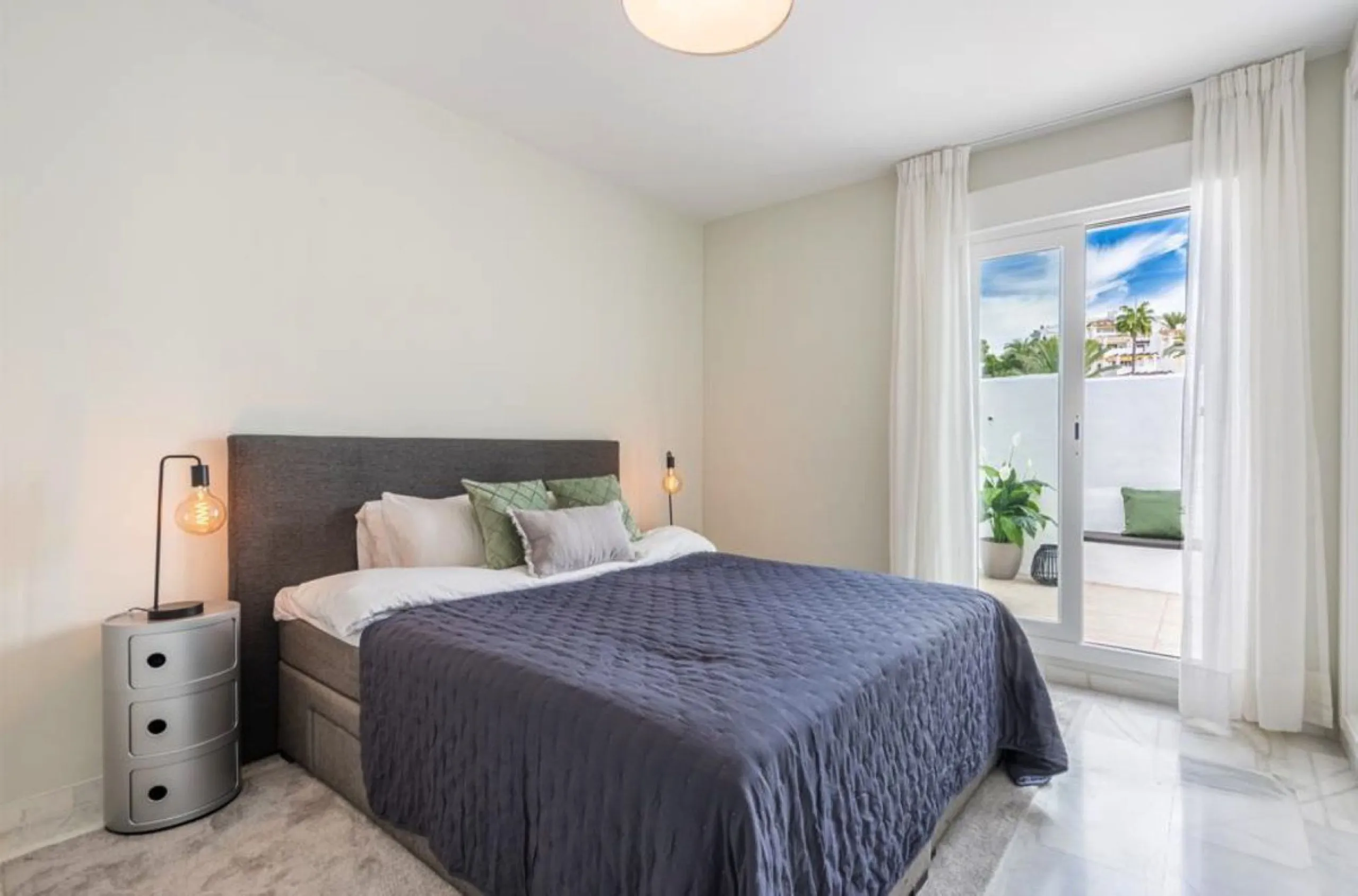 Apartment - Penthouse Duplex в продаже в Marbella, Málaga. В доме 2 спален и 2 ванных комнат. Площадь дома 95 м²