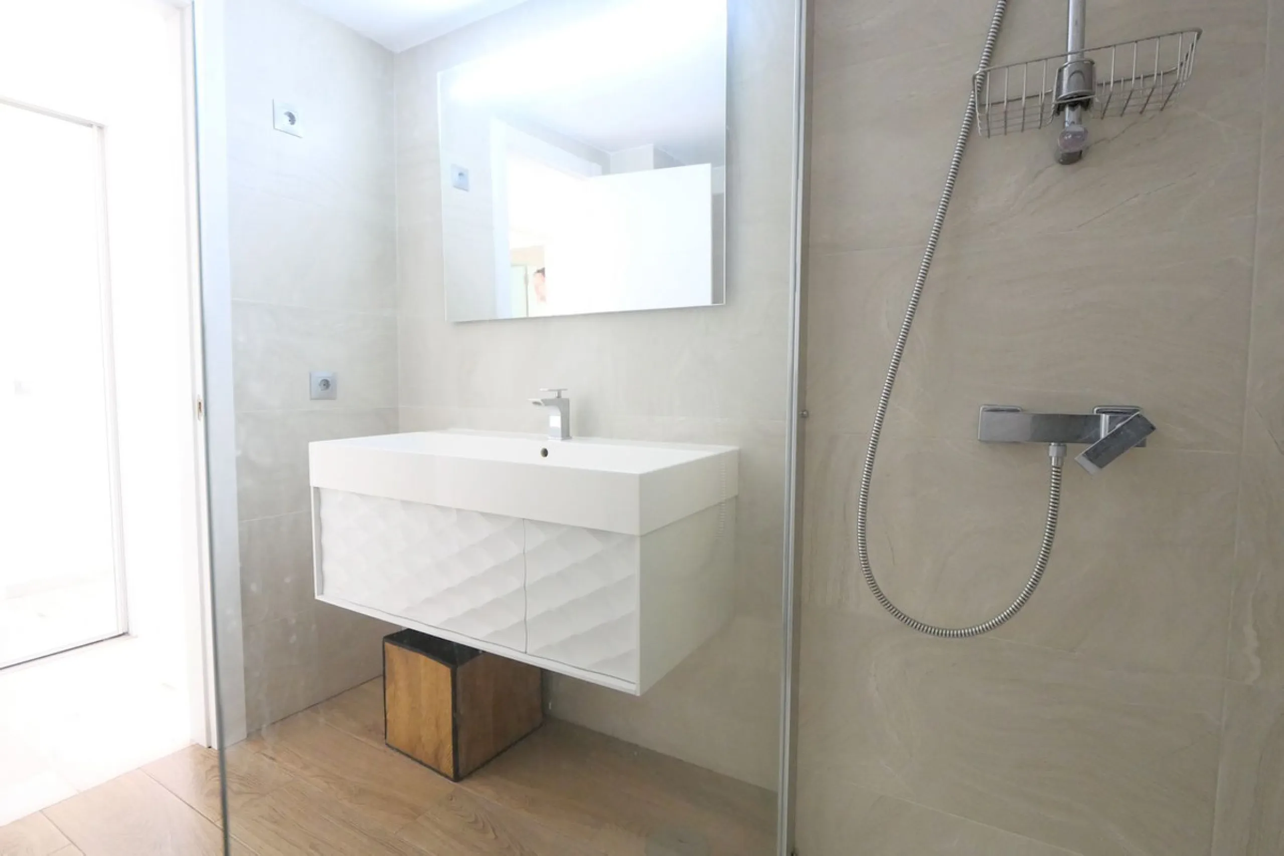 Diese attraktive Wohnung wurde von den jetzigen Eigentümern in neuwertigem Zustand renoviert mit neuen Türen, Badezimmern und einer modernen Küche. Sie befindet sich in einem der besten Südlagen des Komplexes. Ein Besichtigungstermin ist unbedingt erforderlich im oberen Teil